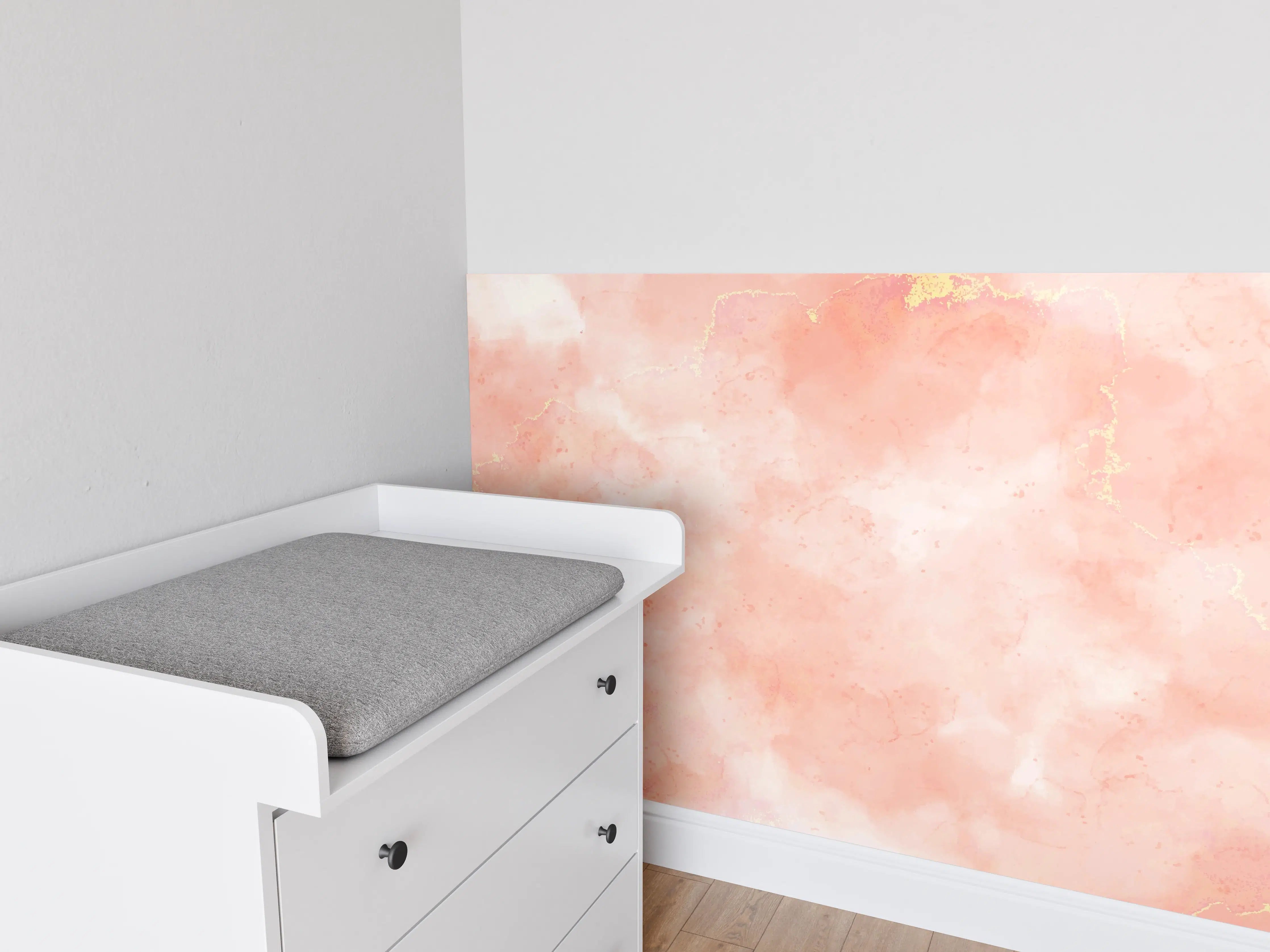 Babyzimmer Wandgestaltung - Rosa Marmor Textur mit Goldakzenten