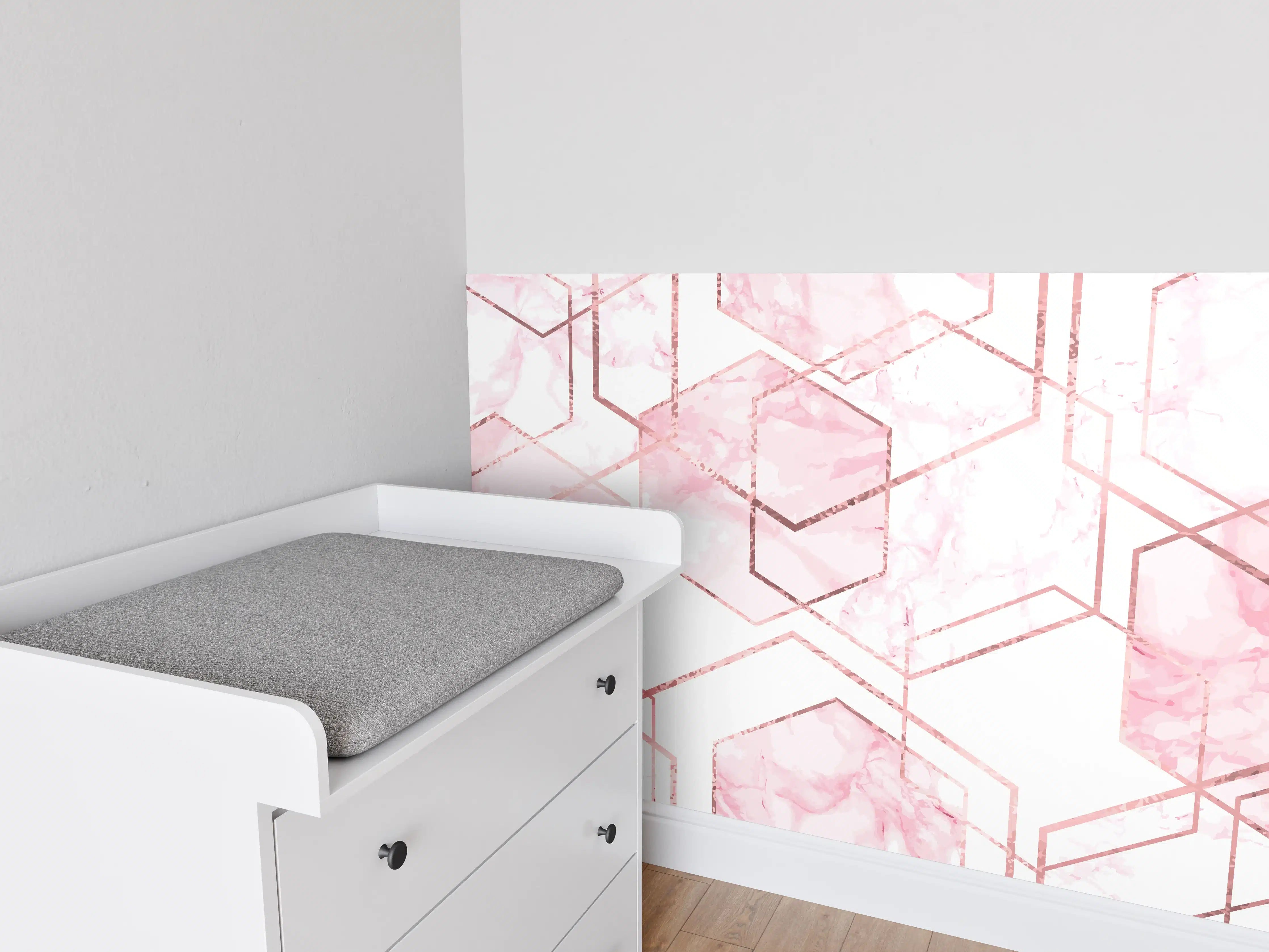 Babyzimmer Wandgestaltung - Rosa Marmor mit Goldakzenten