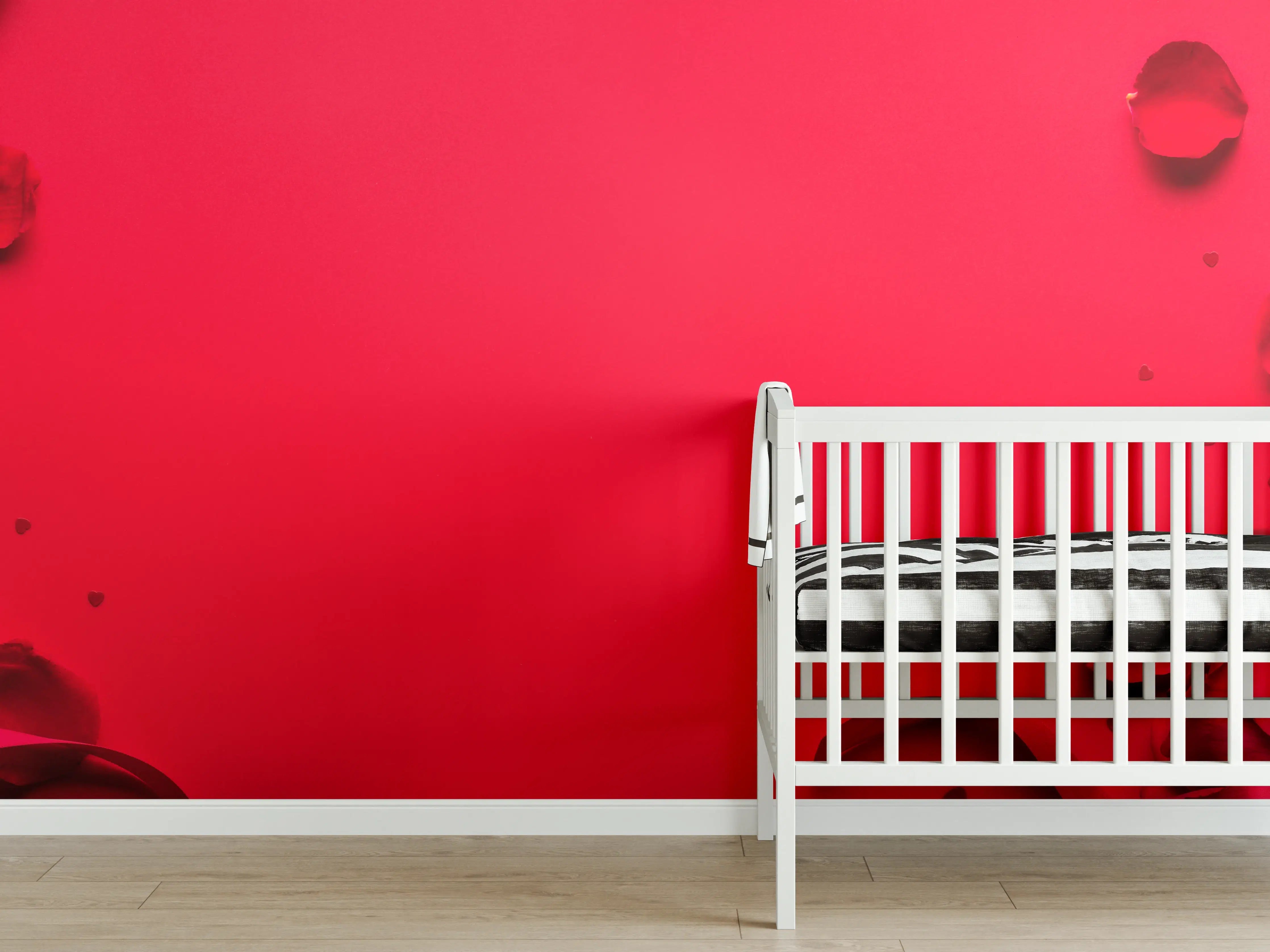 Babyzimmer Wandgestaltung - Rosengeschenk auf rotem Hintergrund