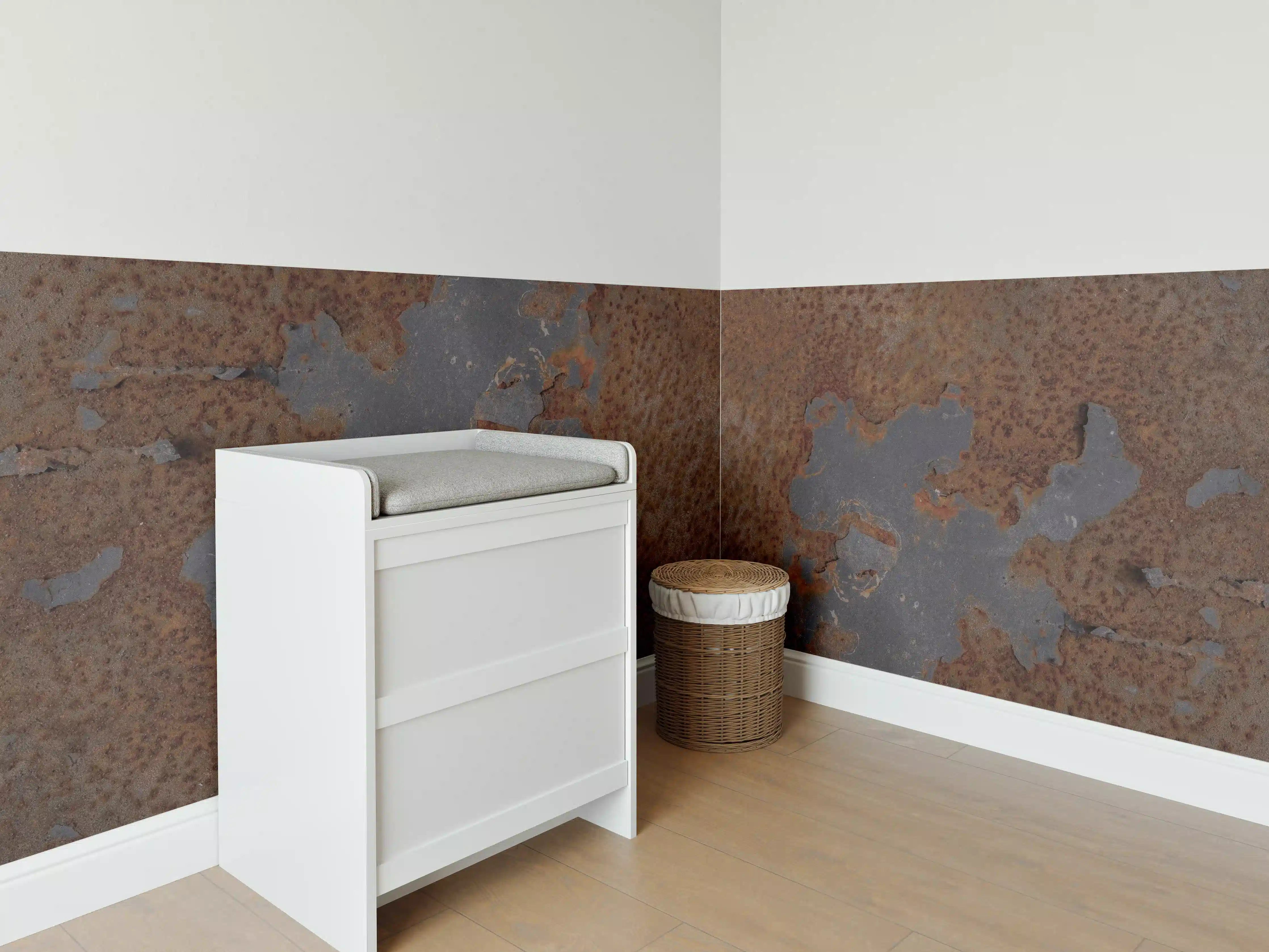 Babyzimmer Wandgestaltung - Rostiges Metall im Grunge-Stil