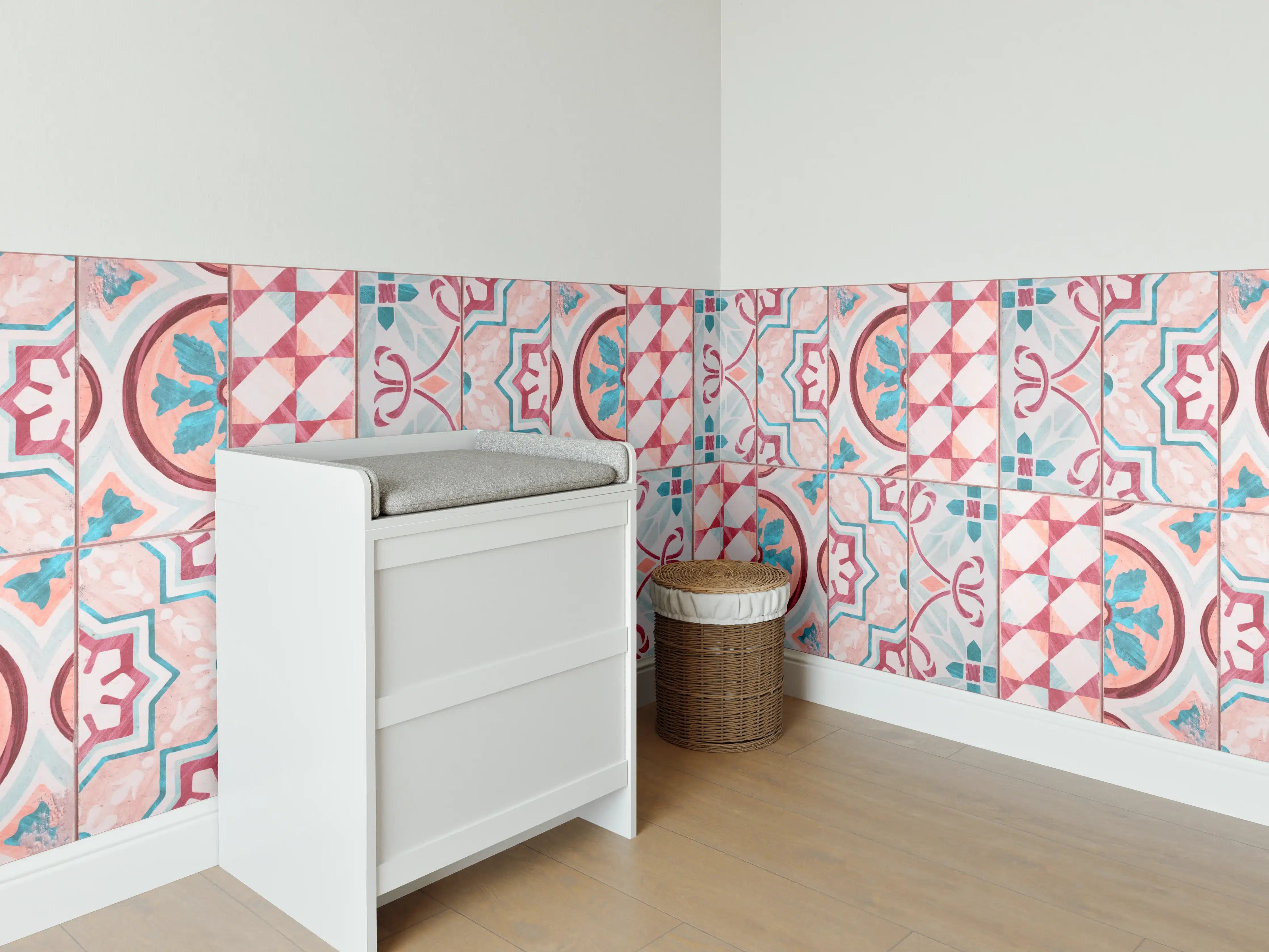Babyzimmer Wandgestaltung - Rot-türkises rechteckiges Mosaik