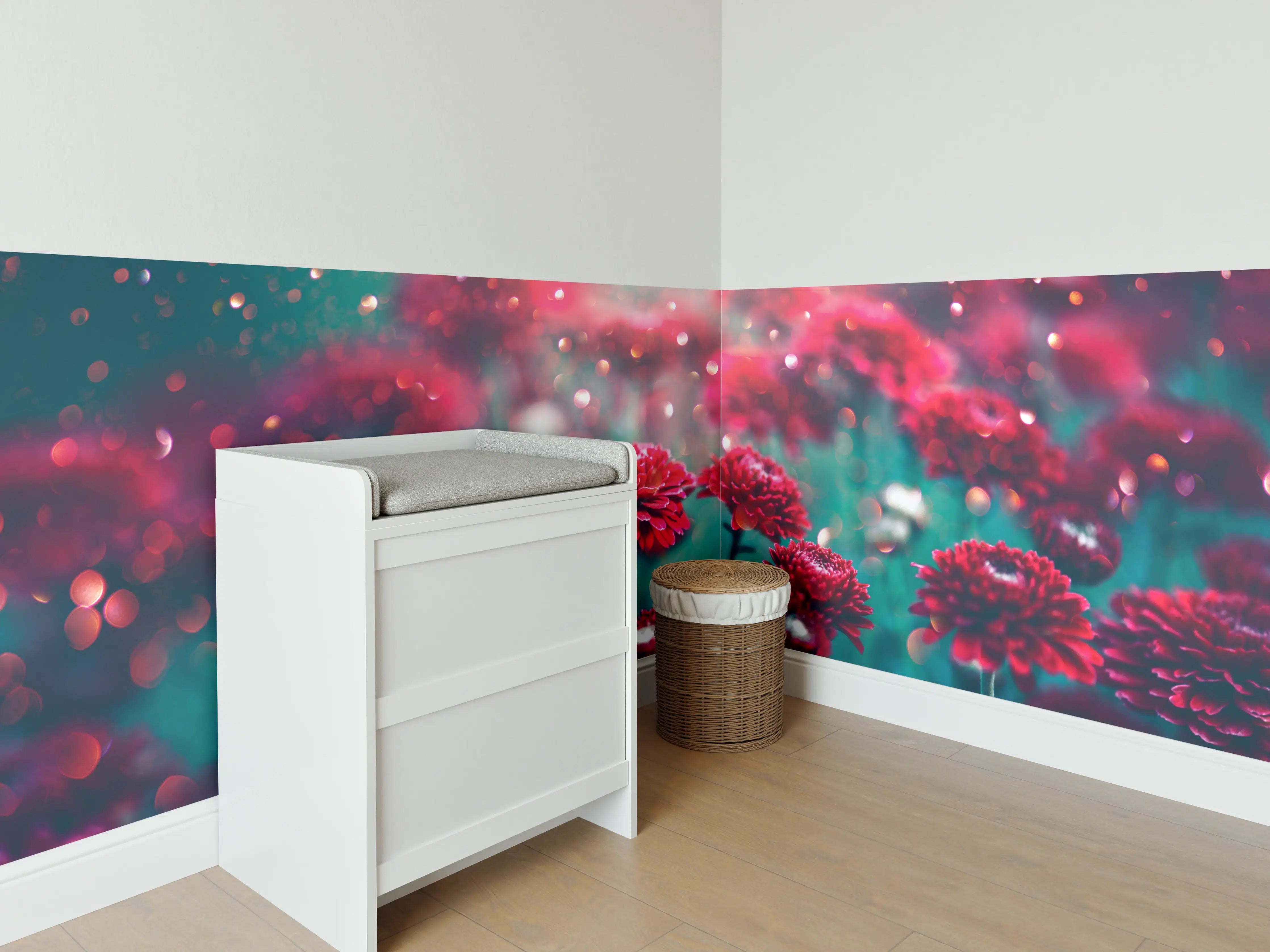 Babyzimmer Wandgestaltung - Rote Blumen funkeln im Garten