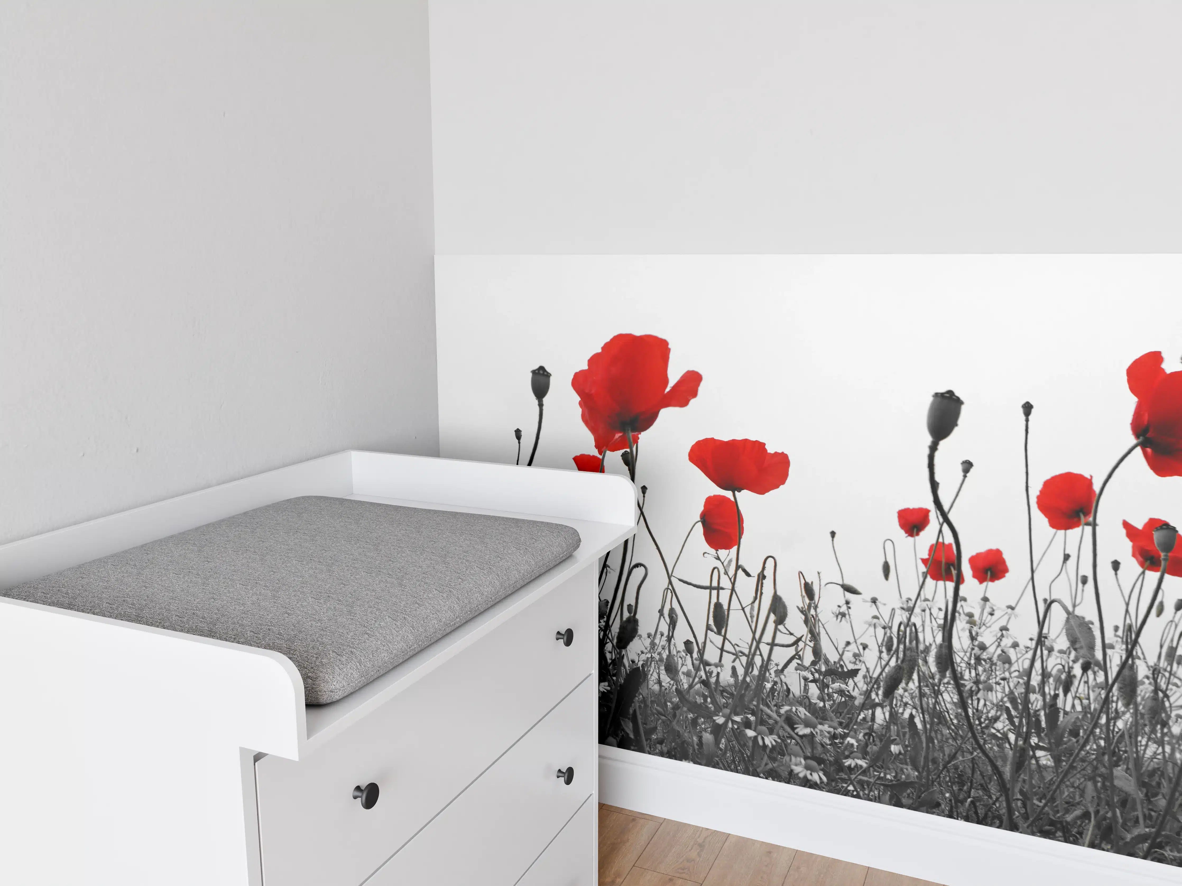 Babyzimmer Wandgestaltung - Rote Mohnblumen vor grauem Himmel