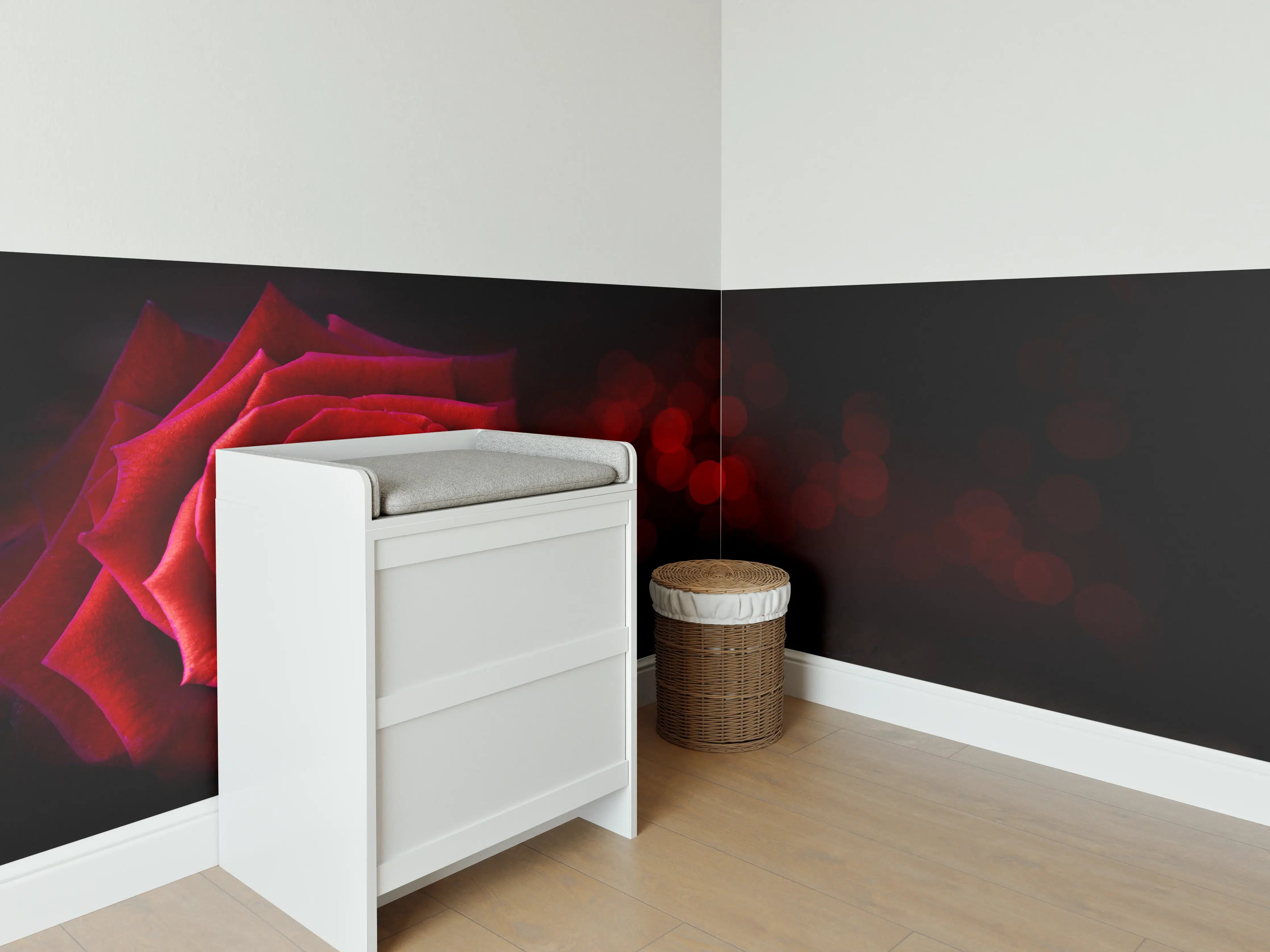 Babyzimmer Wandgestaltung - Rote Rose auf schwarzem Hintergrund