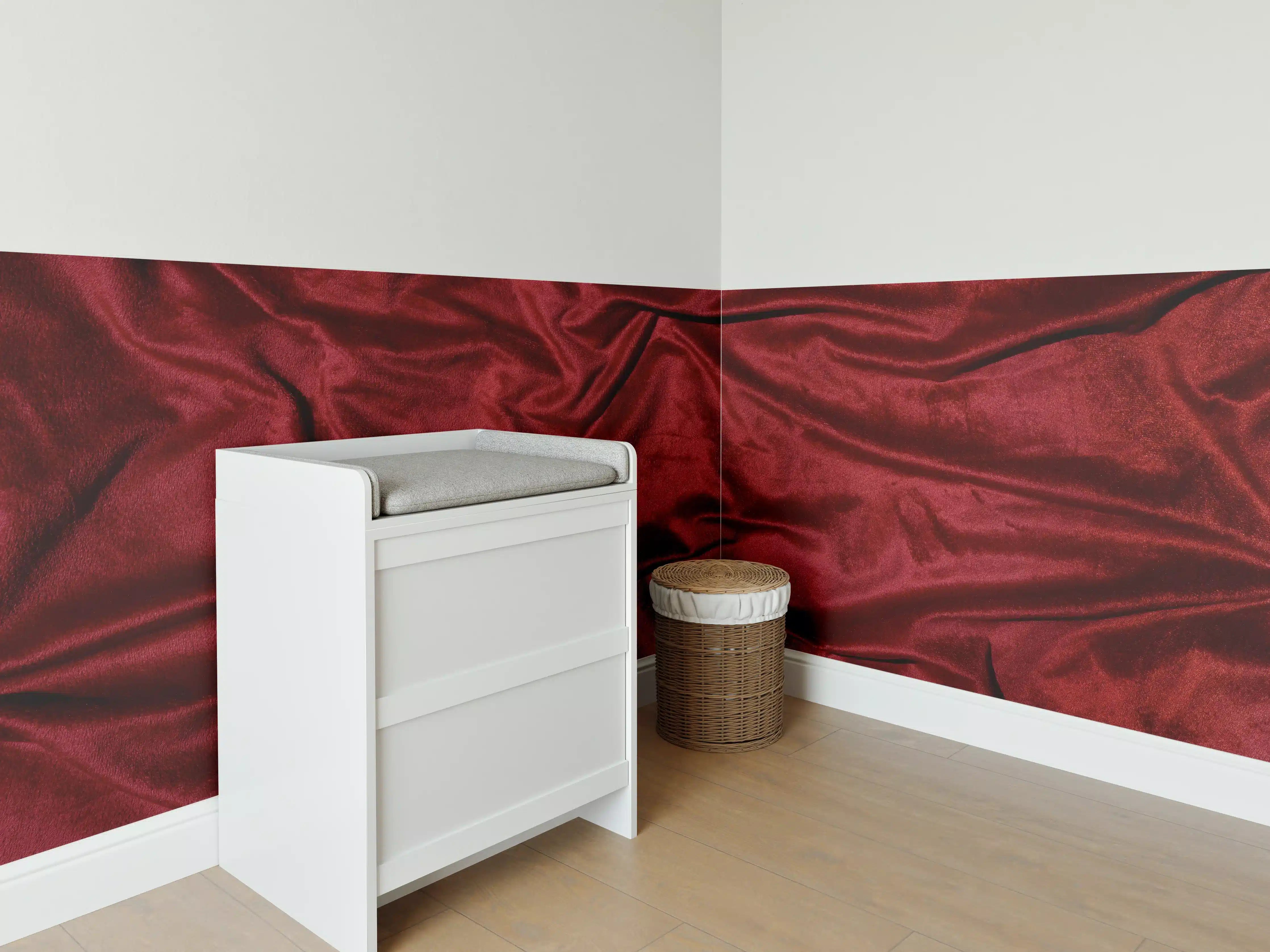 Babyzimmer Wandgestaltung - Rote Satin Seide