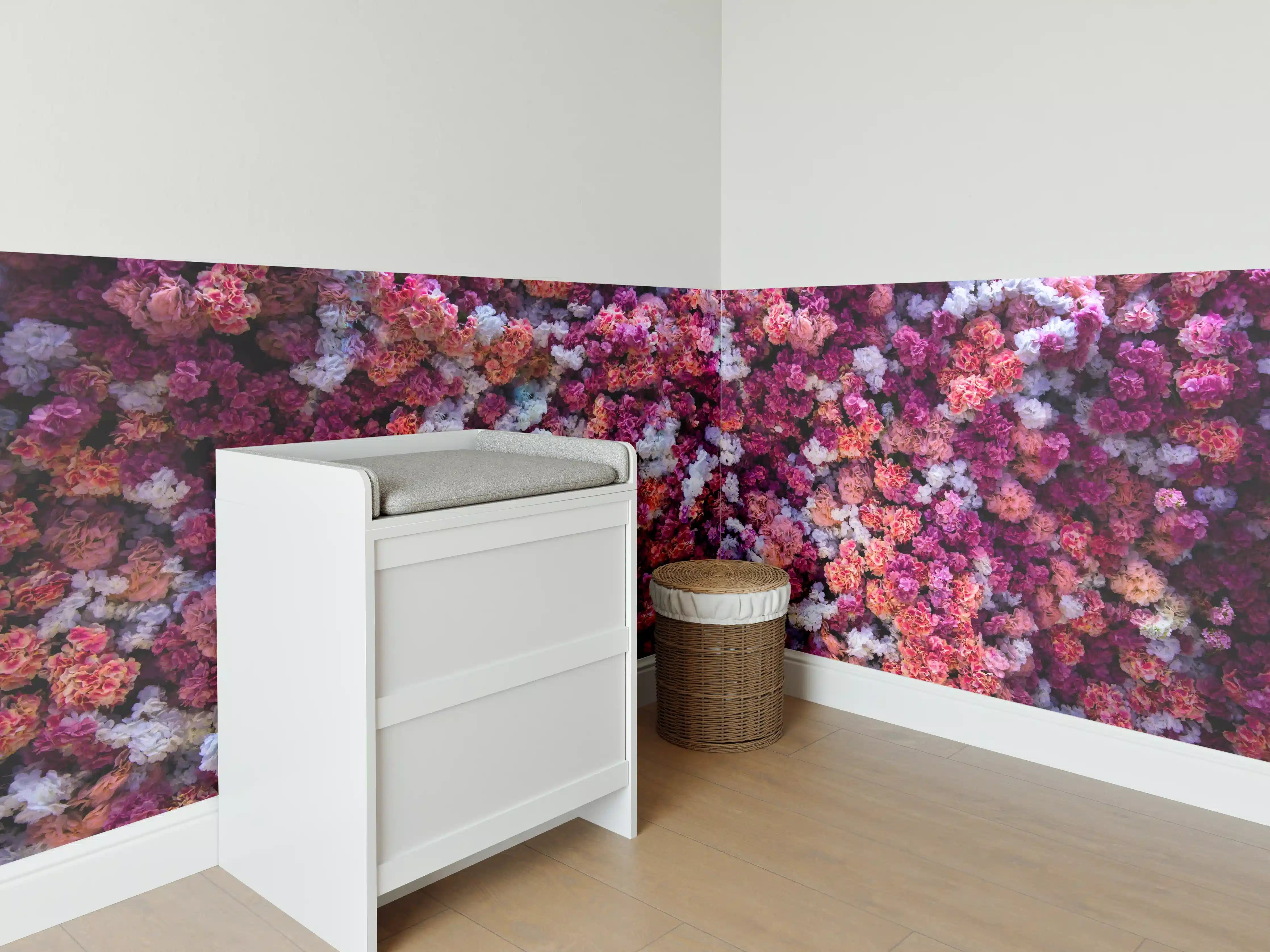 Babyzimmer Wandgestaltung - Rote-Weiße Blumenwand Natur
