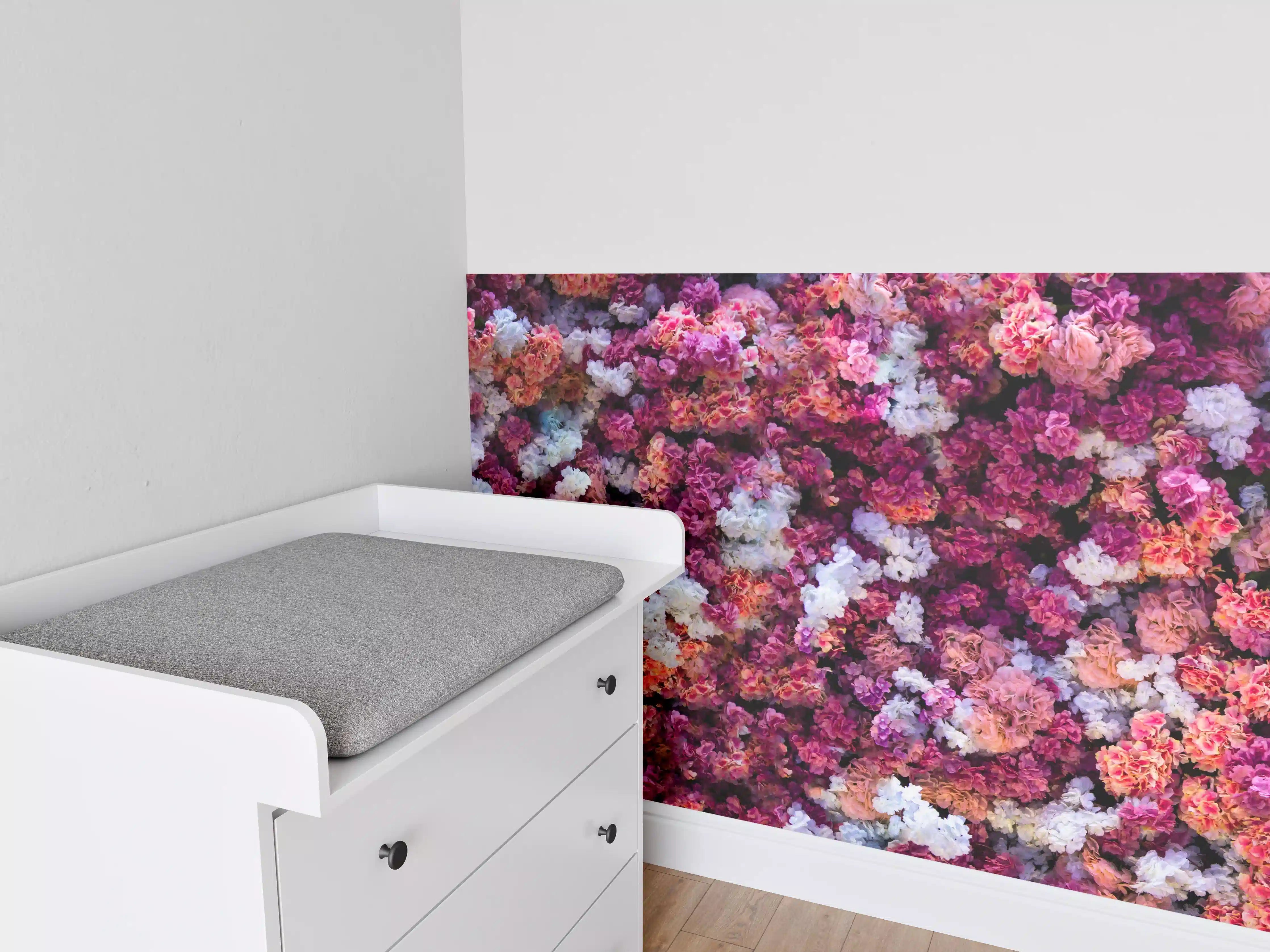 Babyzimmer Wandgestaltung - Rote-Weiße Blumenwand Natur