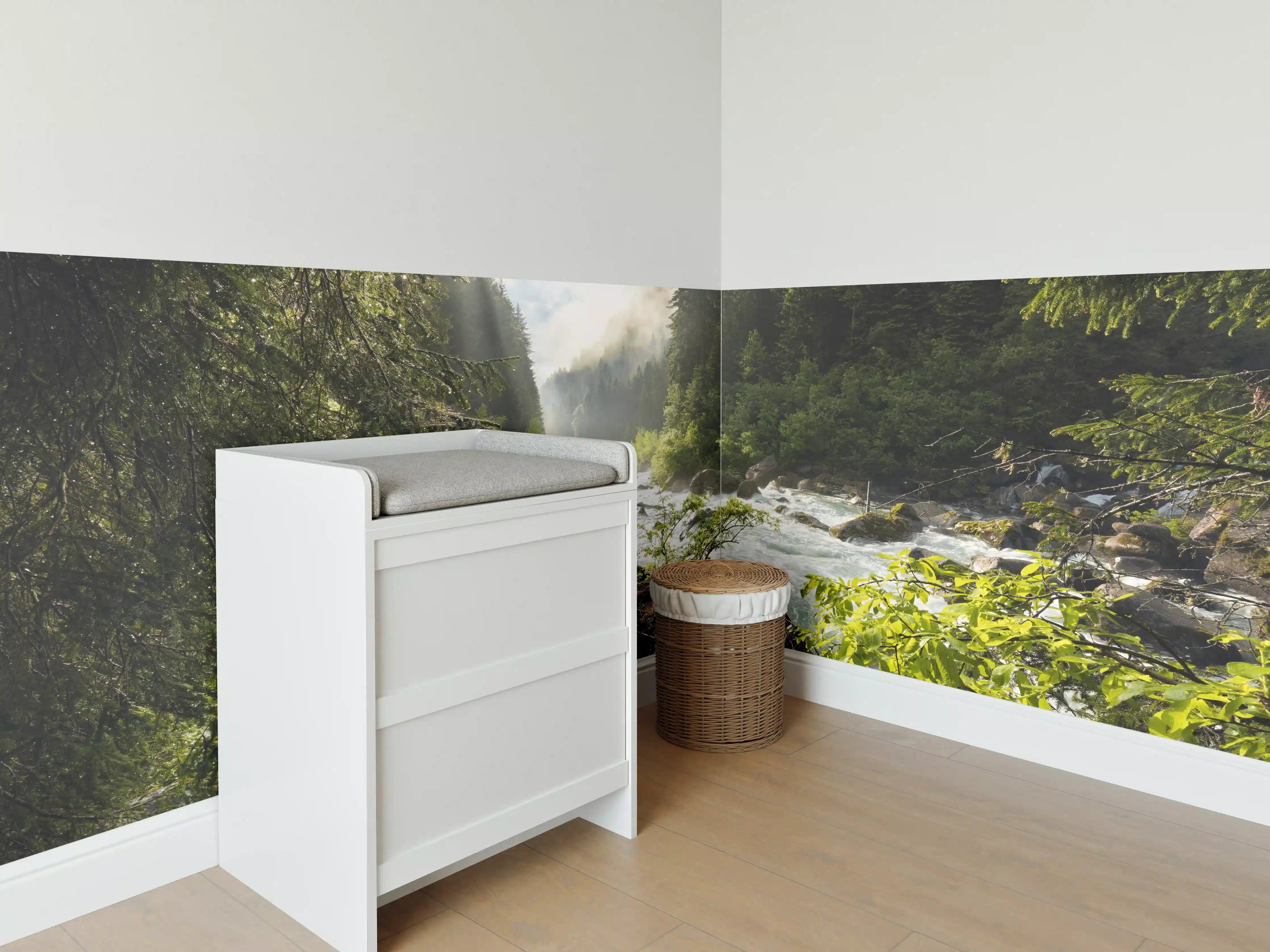 Babyzimmer Wandgestaltung - Ruhiger Fluss mitten im Wald