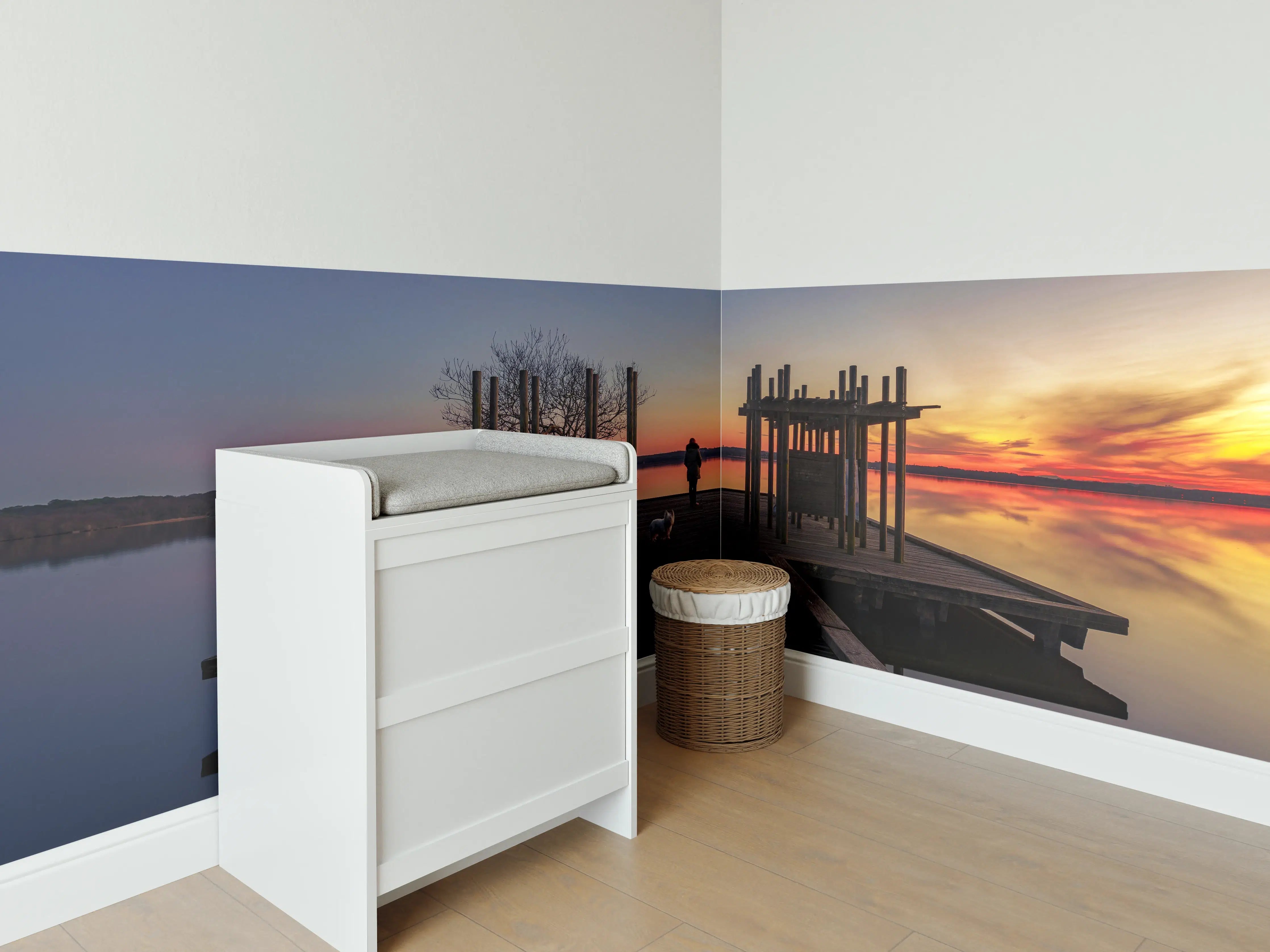 Babyzimmer Wandgestaltung - Ruhiger See bei Sonnenuntergang