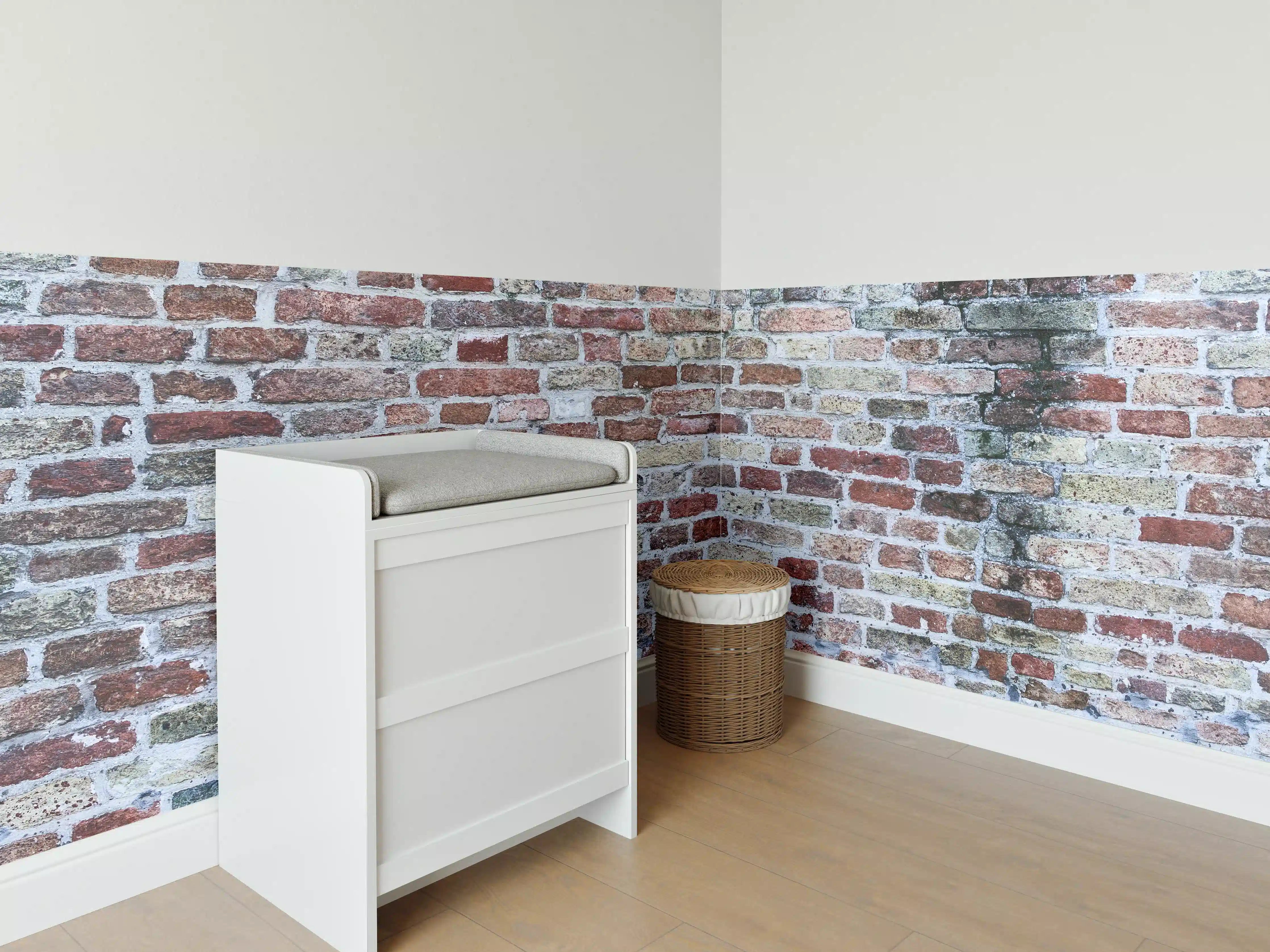 Babyzimmer Wandgestaltung - Rustikale Backsteinwand mit natürlicher Patina