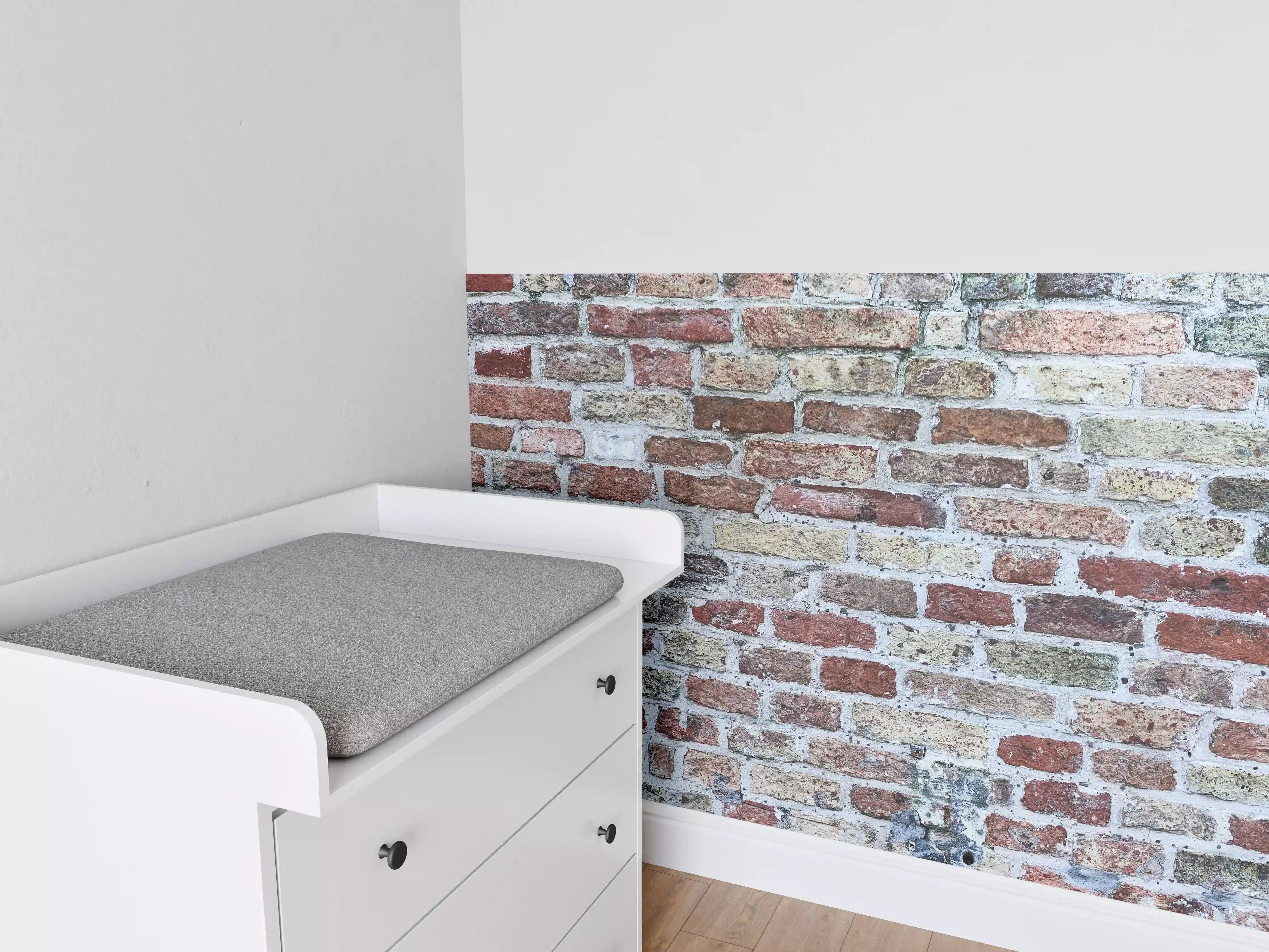 Babyzimmer Wandgestaltung - Rustikale Backsteinwand mit natürlicher Patina