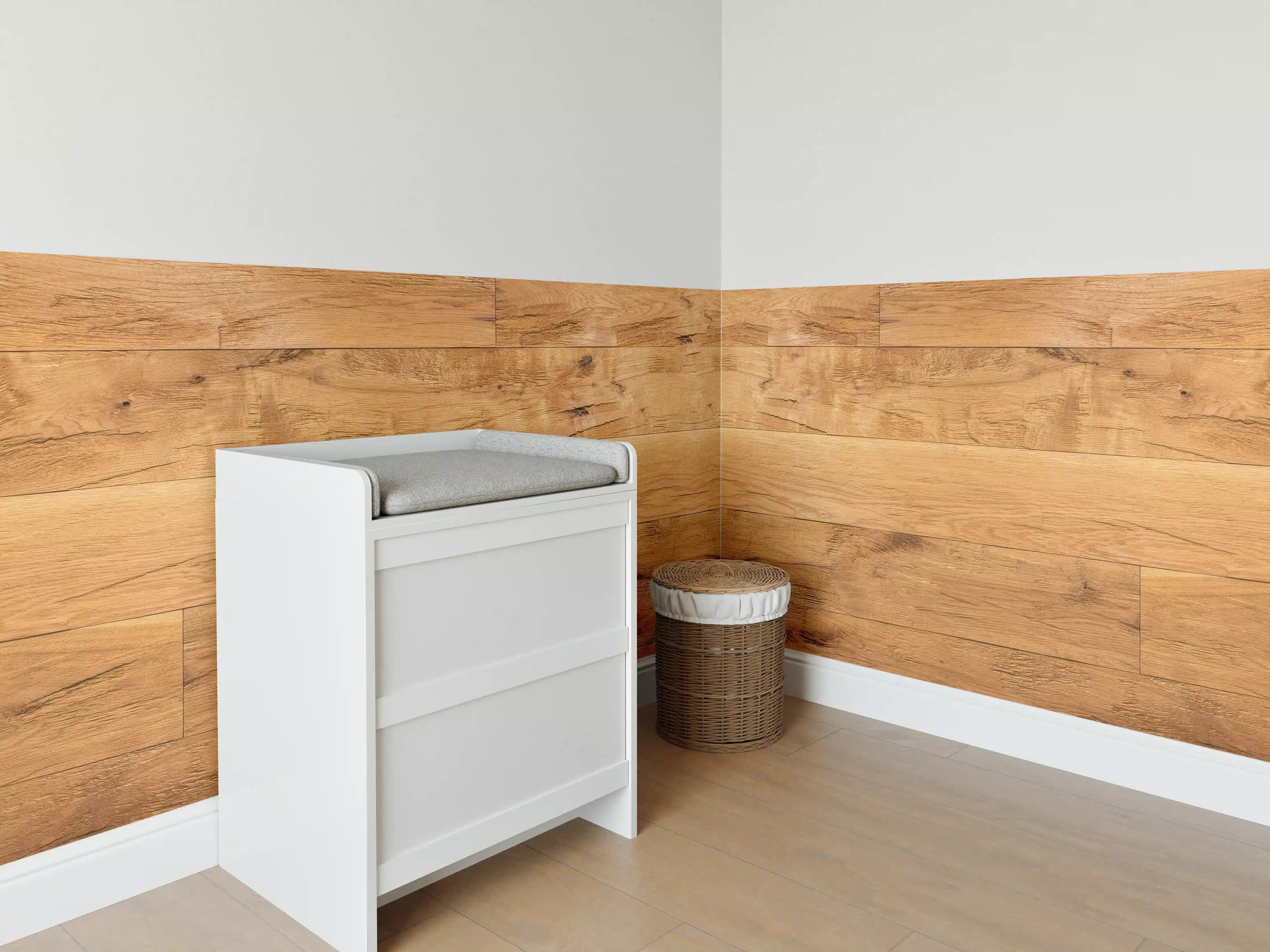 Babyzimmer Wandgestaltung - Rustikale Holzplatte