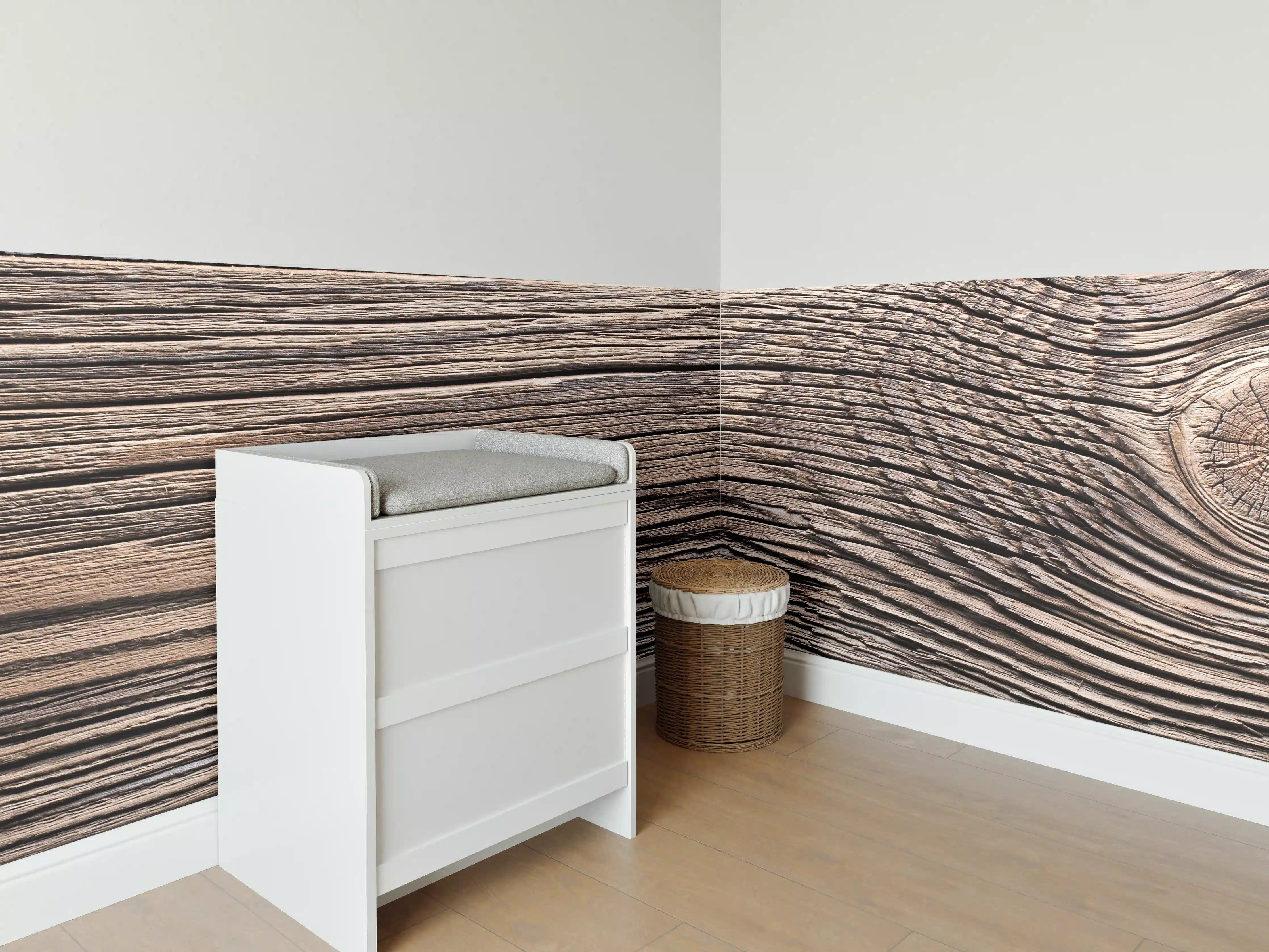 Babyzimmer Wandgestaltung - Rustikale Holzstruktur mit Jahrgangssiegel