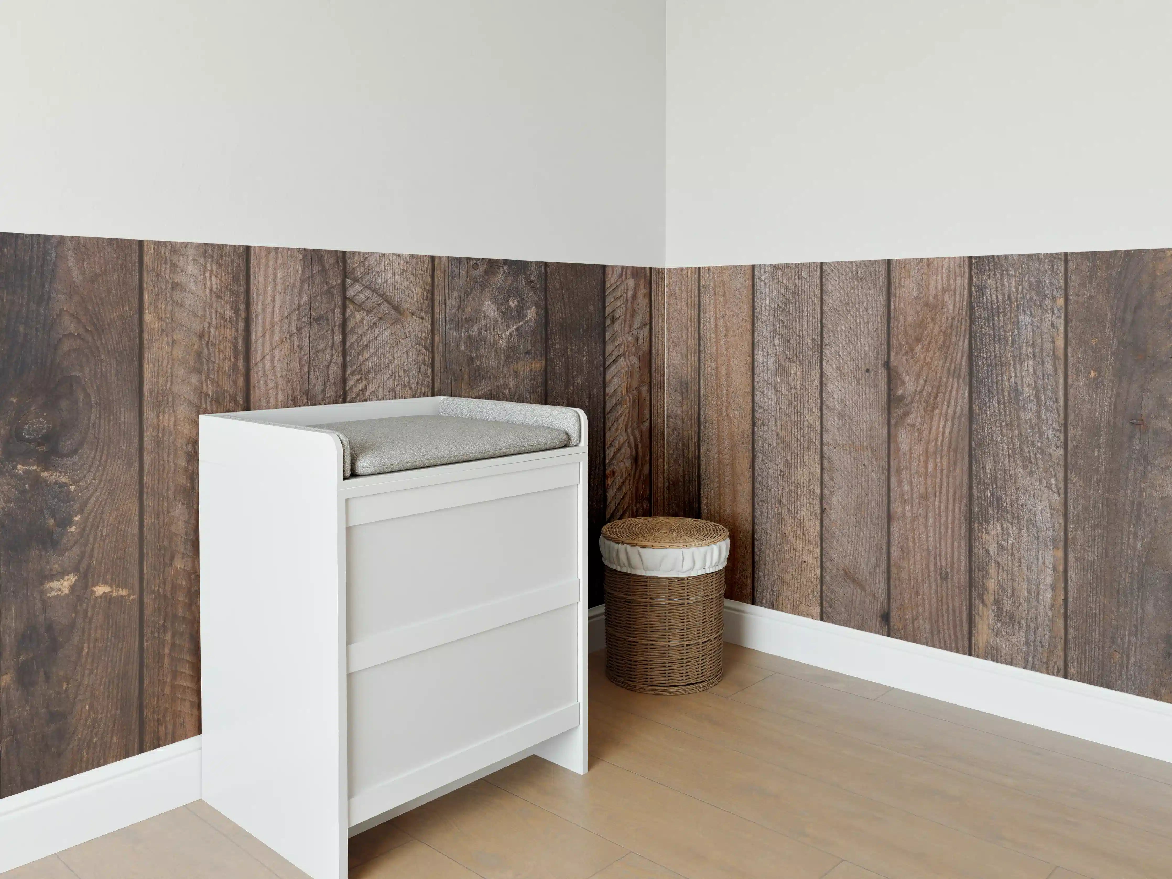Babyzimmer Wandgestaltung - Rustikale Holzstruktur mit Nägeln