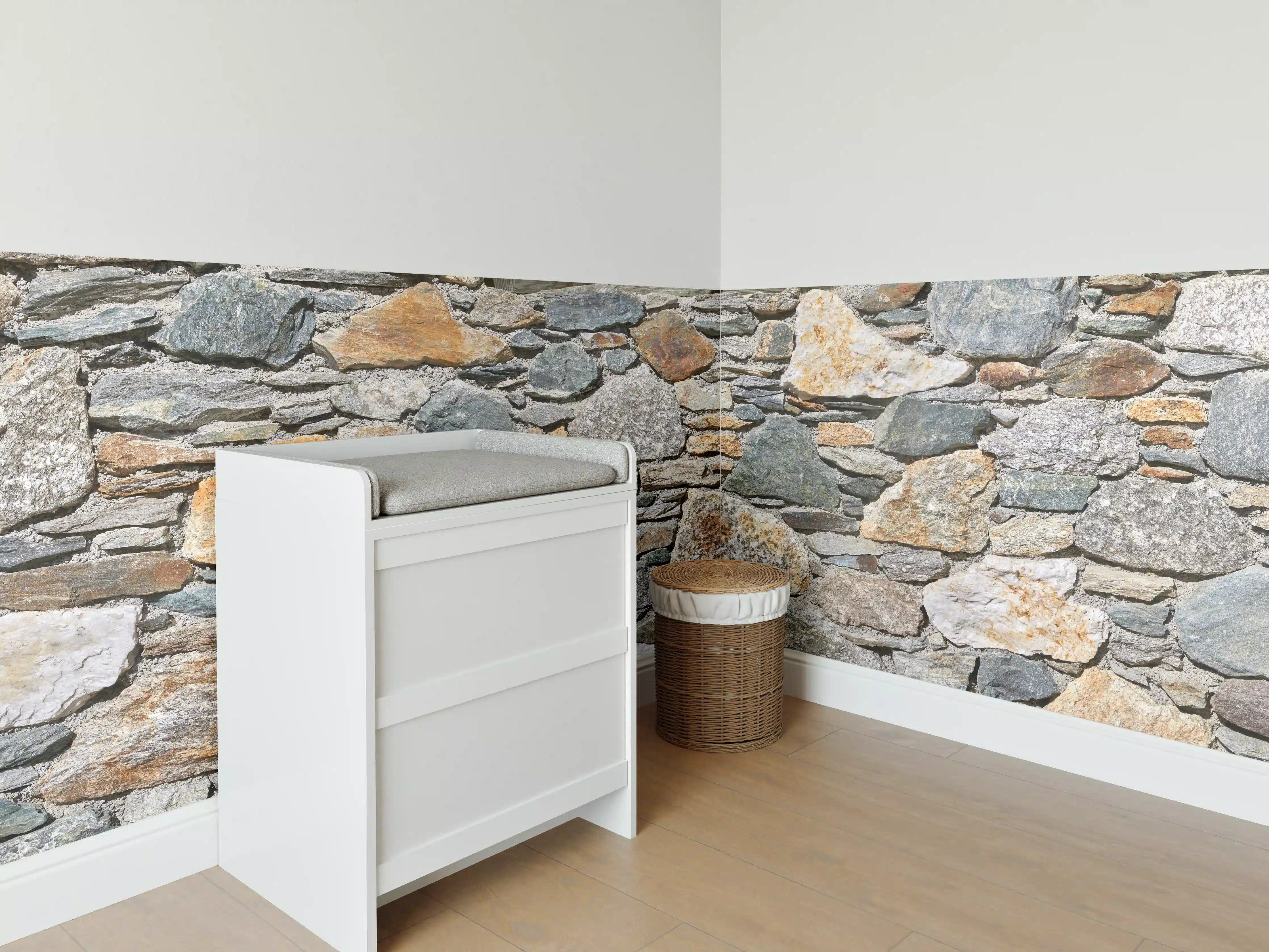 Babyzimmer Wandgestaltung - Rustikale Steinwand in Erdtönen