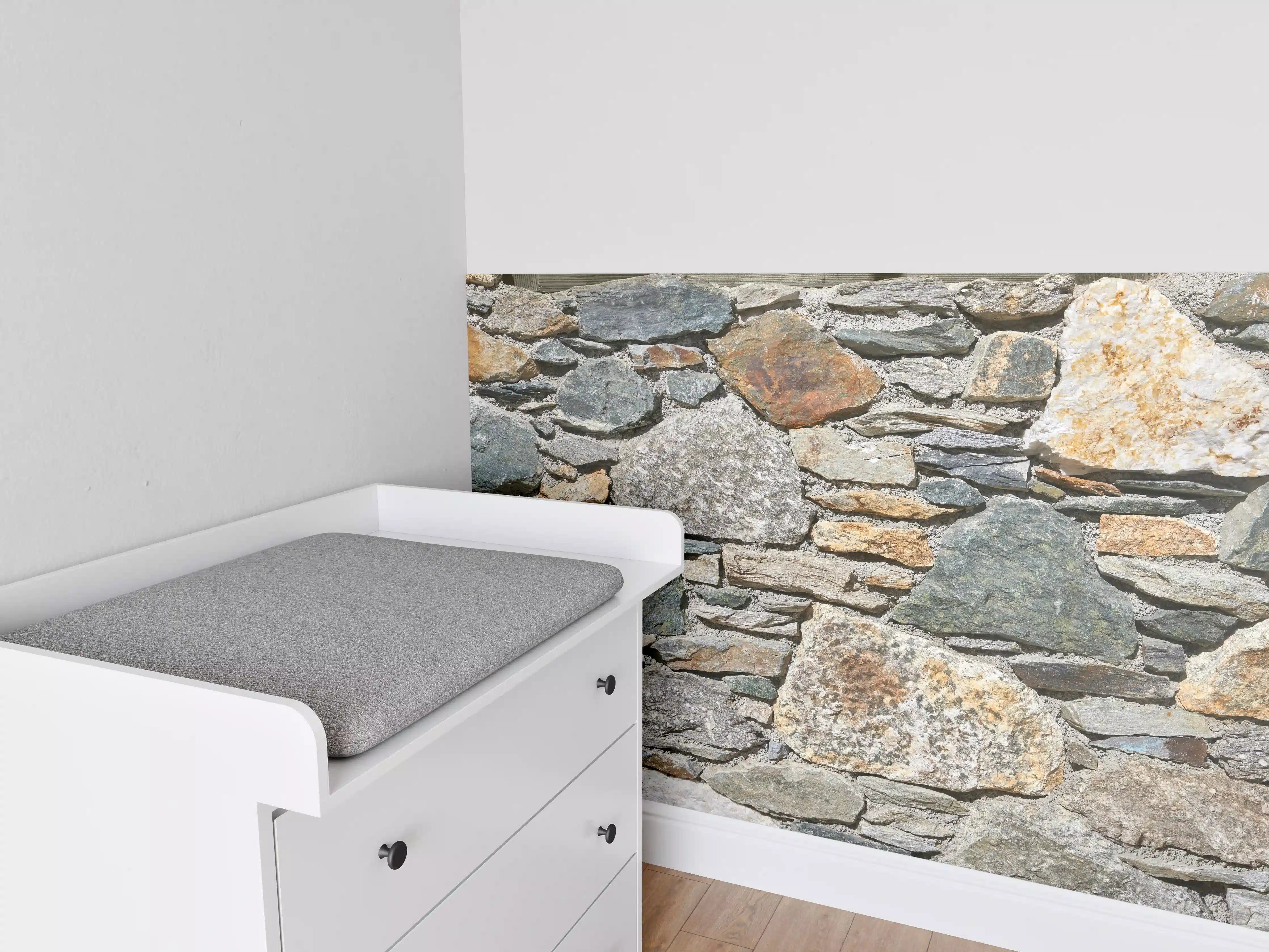 Babyzimmer Wandgestaltung - Rustikale Steinwand in Erdtönen
