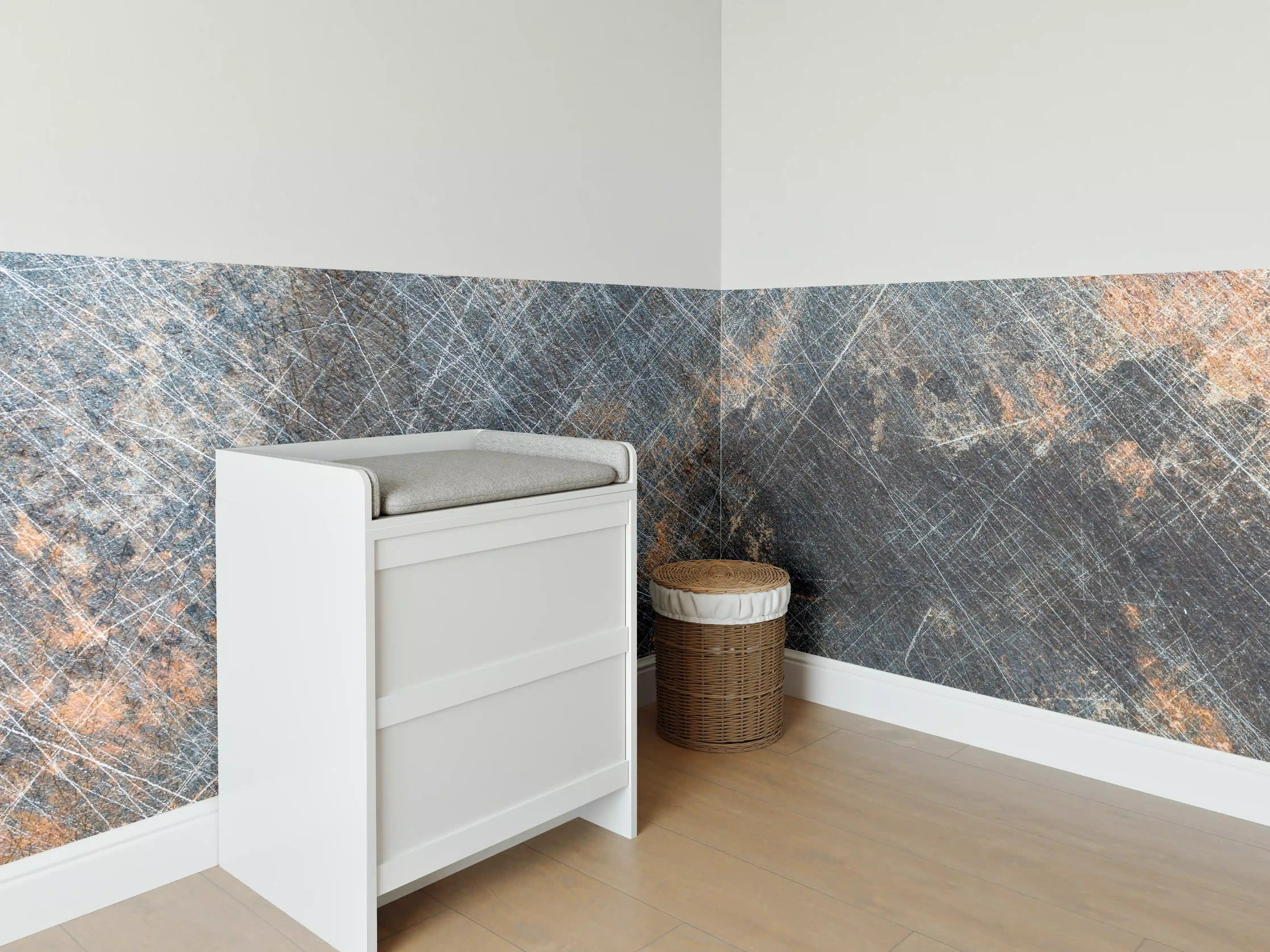 Babyzimmer Wandgestaltung - Rustikales zerkratztes Metall