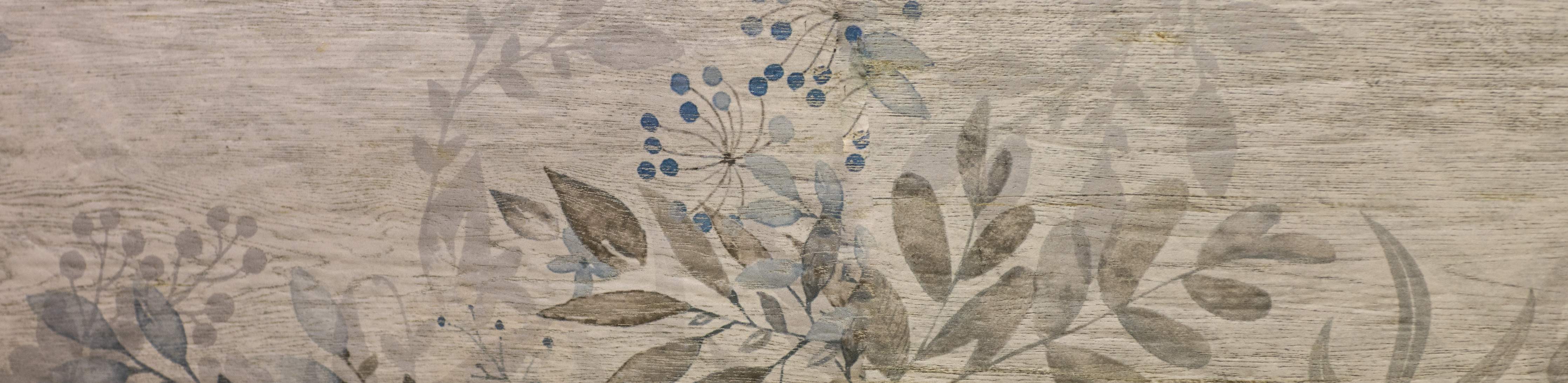 Babyzimmer Wandgestaltung-Sanfte Blumenmuster auf hellem Holz-Design