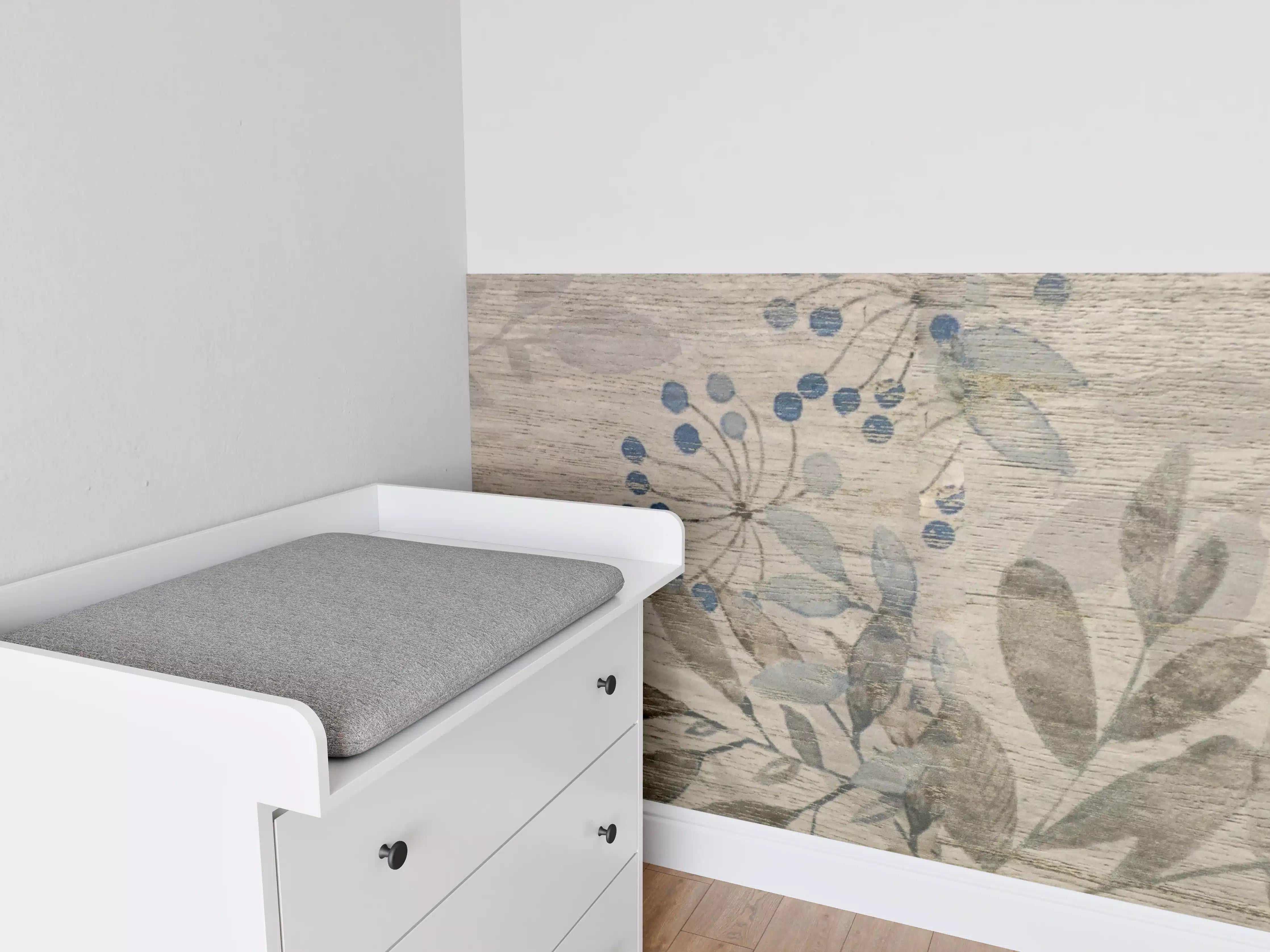 Babyzimmer Wandgestaltung - Sanfte Blumenmuster auf hellem Holz-Design