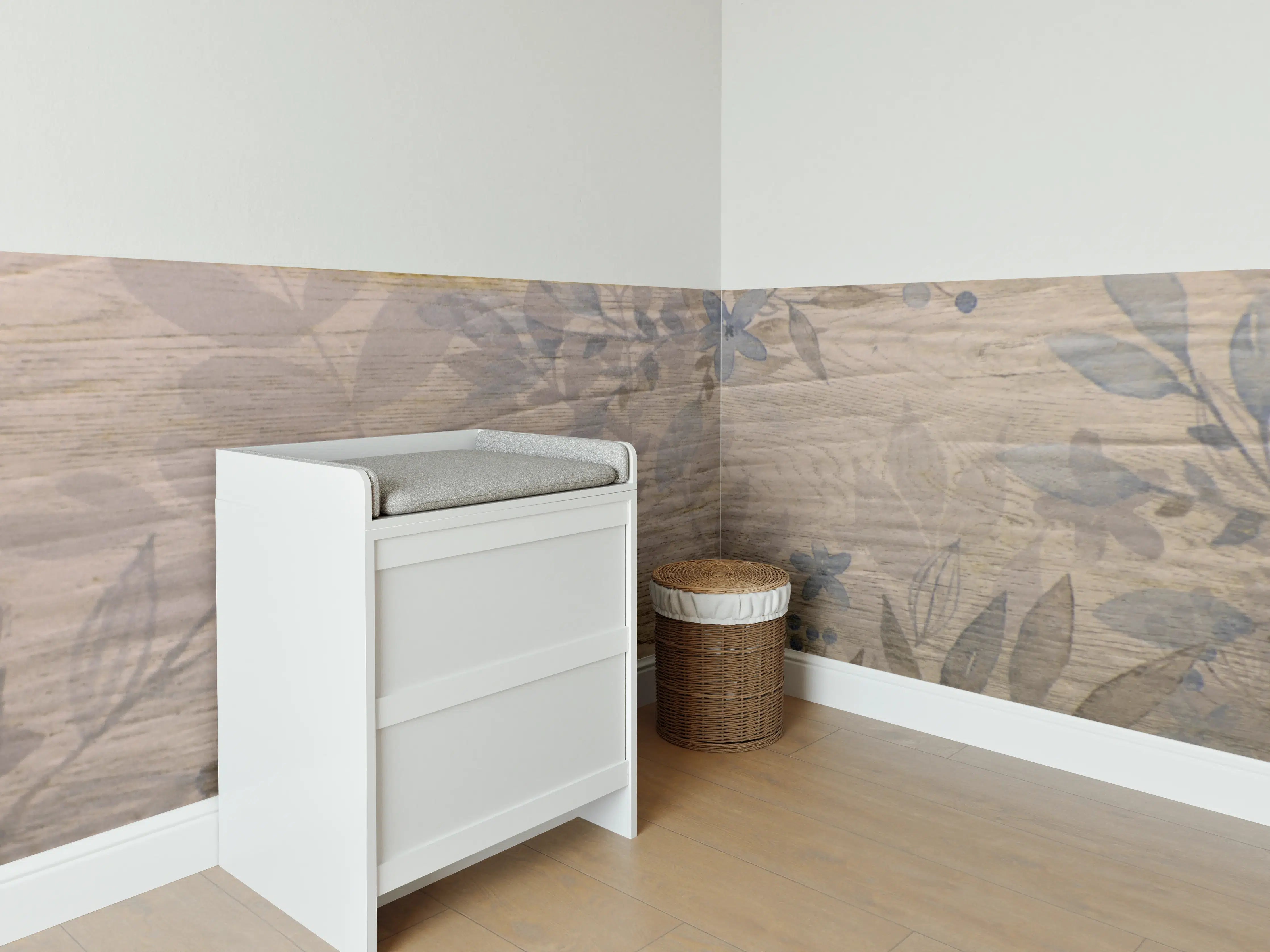 Babyzimmer Wandgestaltung - Sanfte Holztextur mit floralem Muster