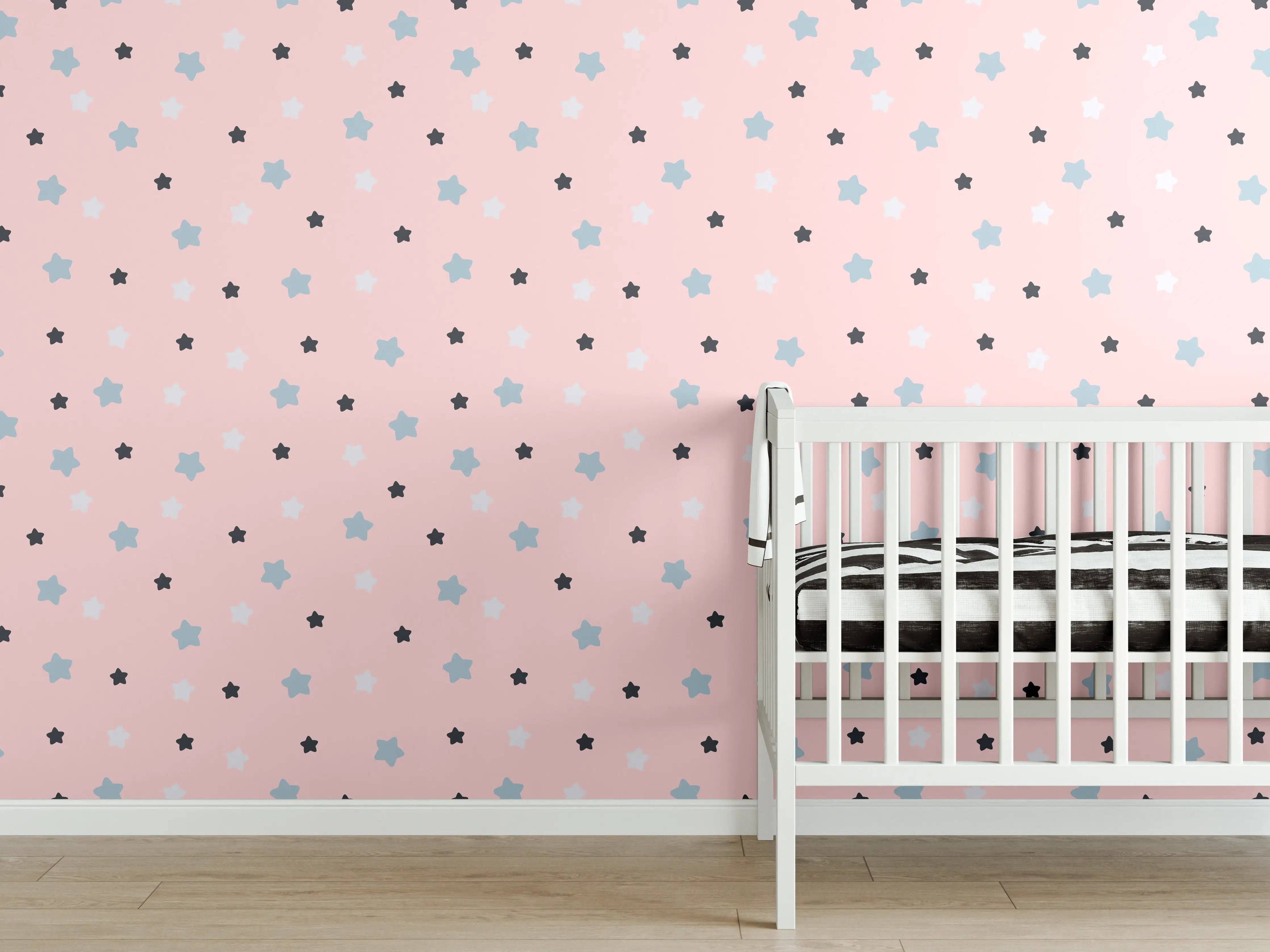 Babyzimmer Wandgestaltung - Sanfte Pastellsterne auf rosafarbenem Hintergrund