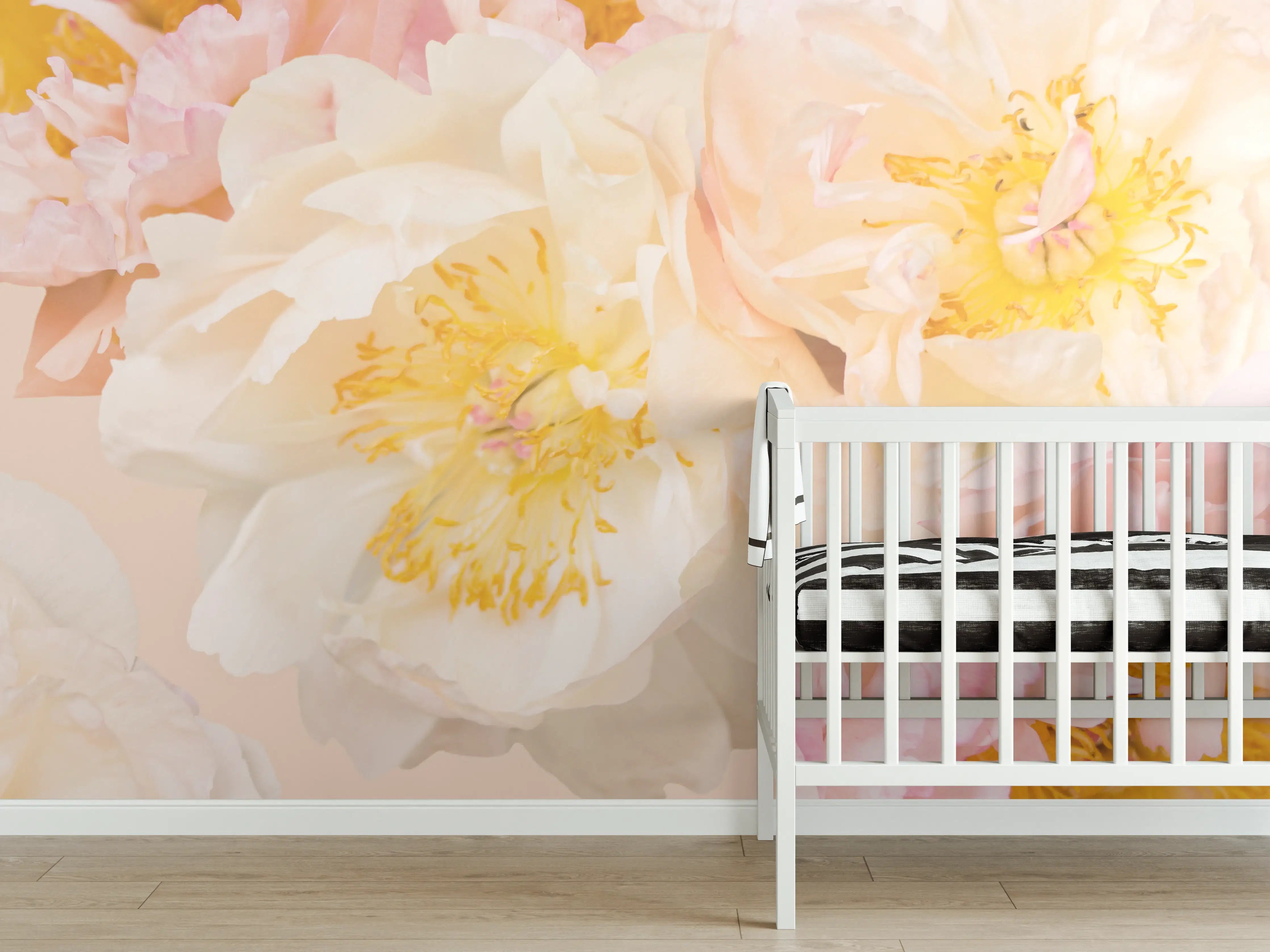 Babyzimmer Wandgestaltung - Sanfte Pfingstrosen in Grauweiß