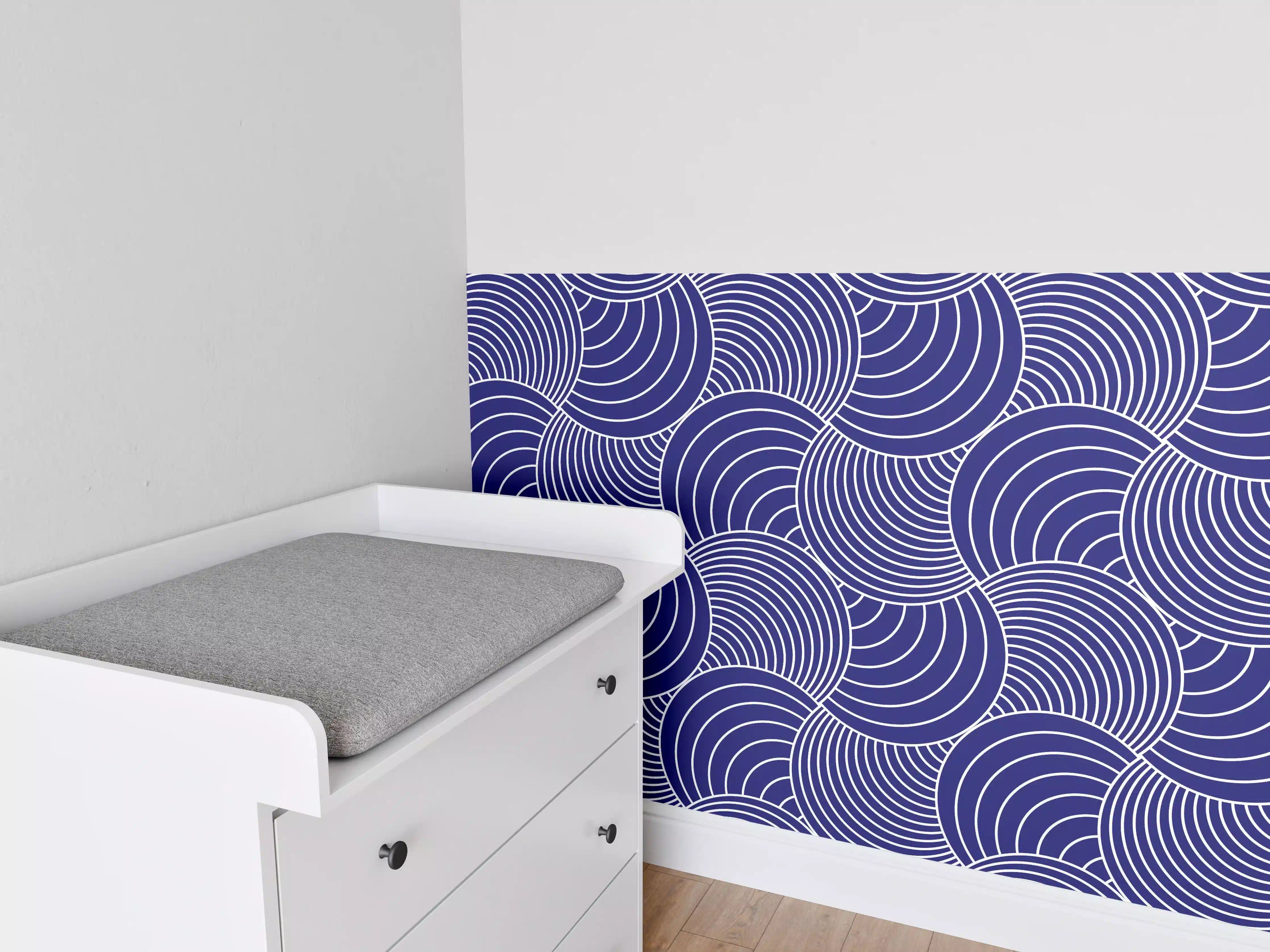 Babyzimmer Wandgestaltung - Sanfte Wellen in Weiß mit Graunuancen