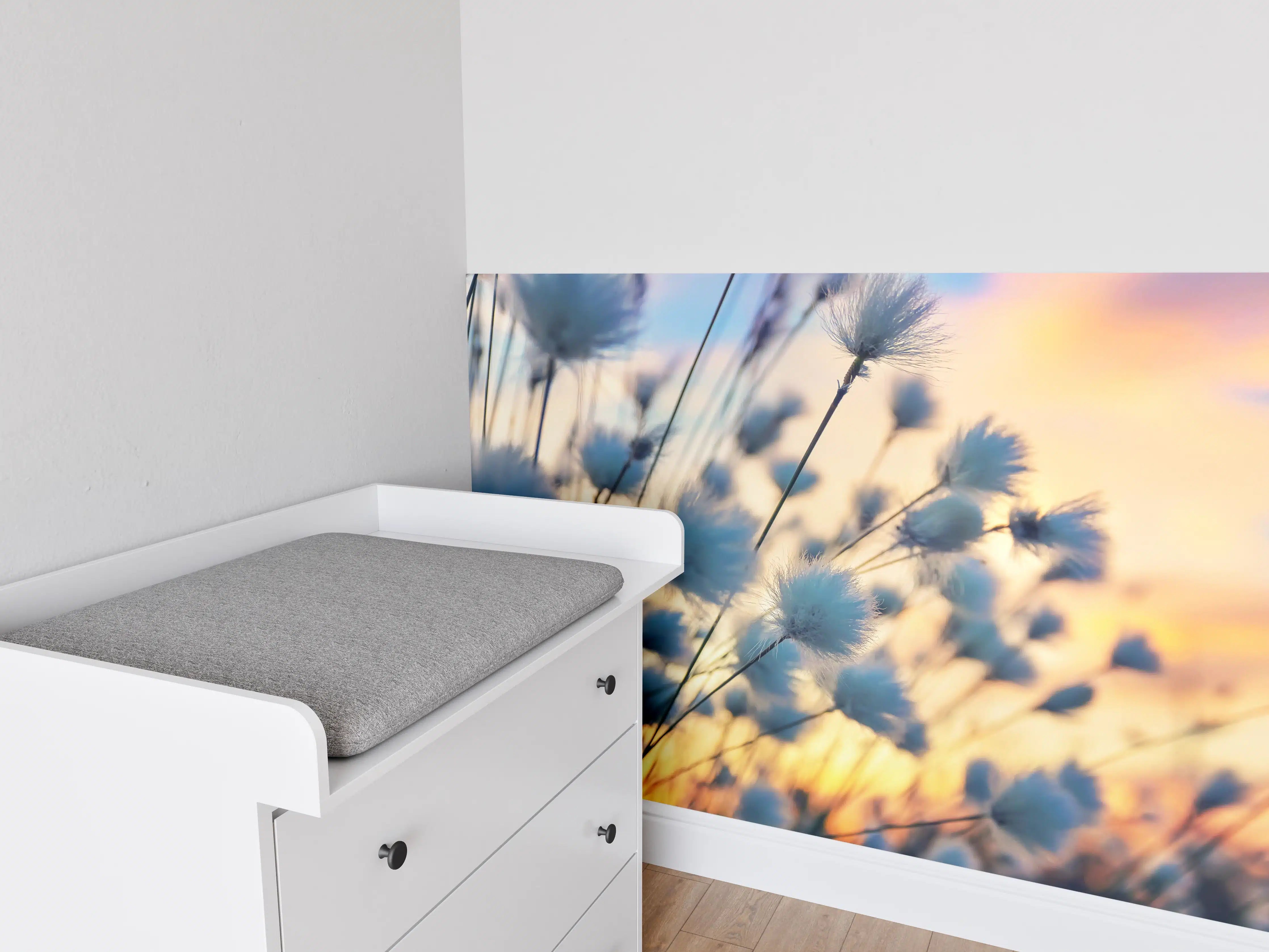 Babyzimmer Wandgestaltung - Sanfte Wiesenblumen bei Sonnenuntergang