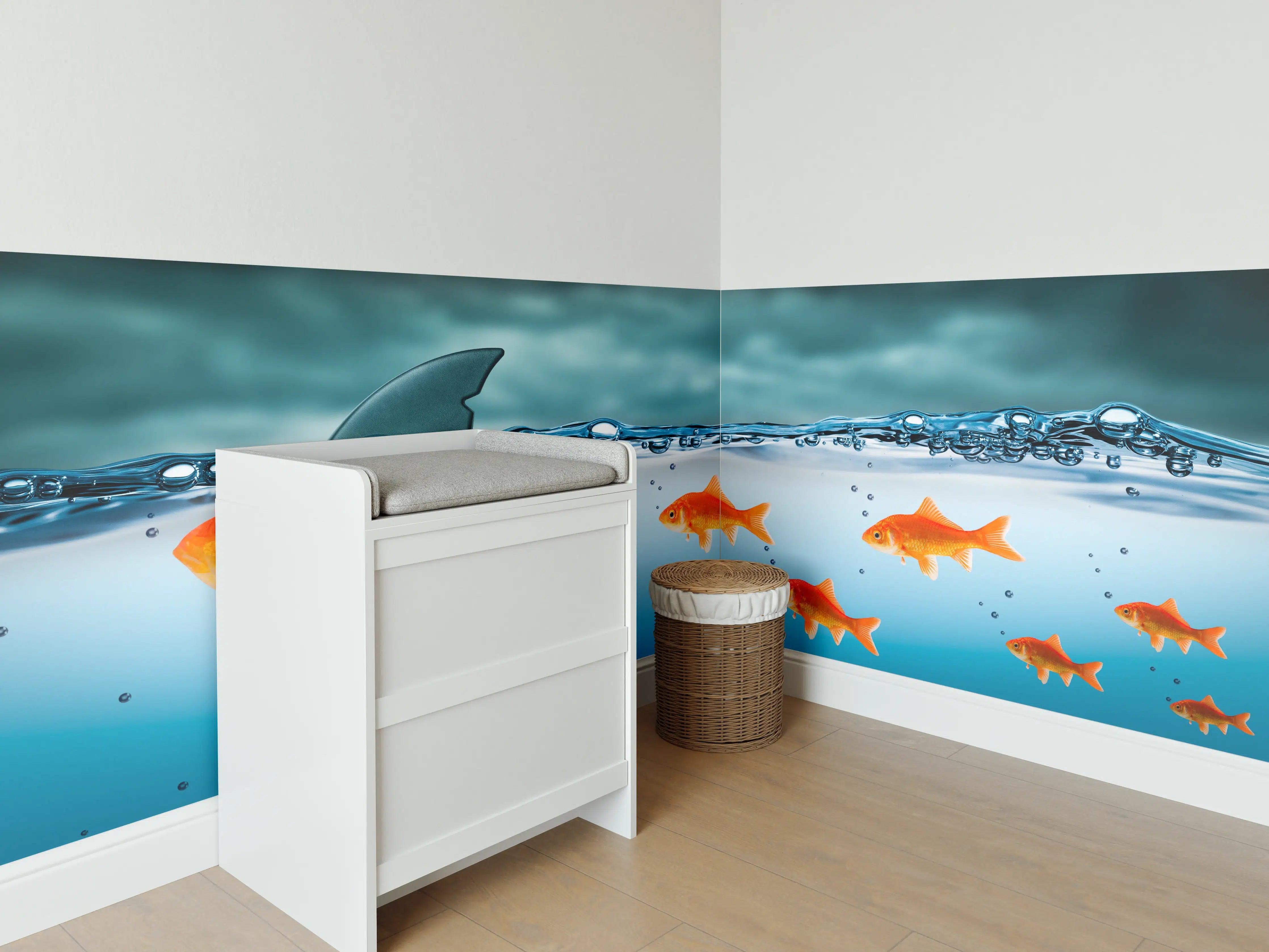 Babyzimmer Wandgestaltung - Schimmernde Grau-Weiße Goldfische