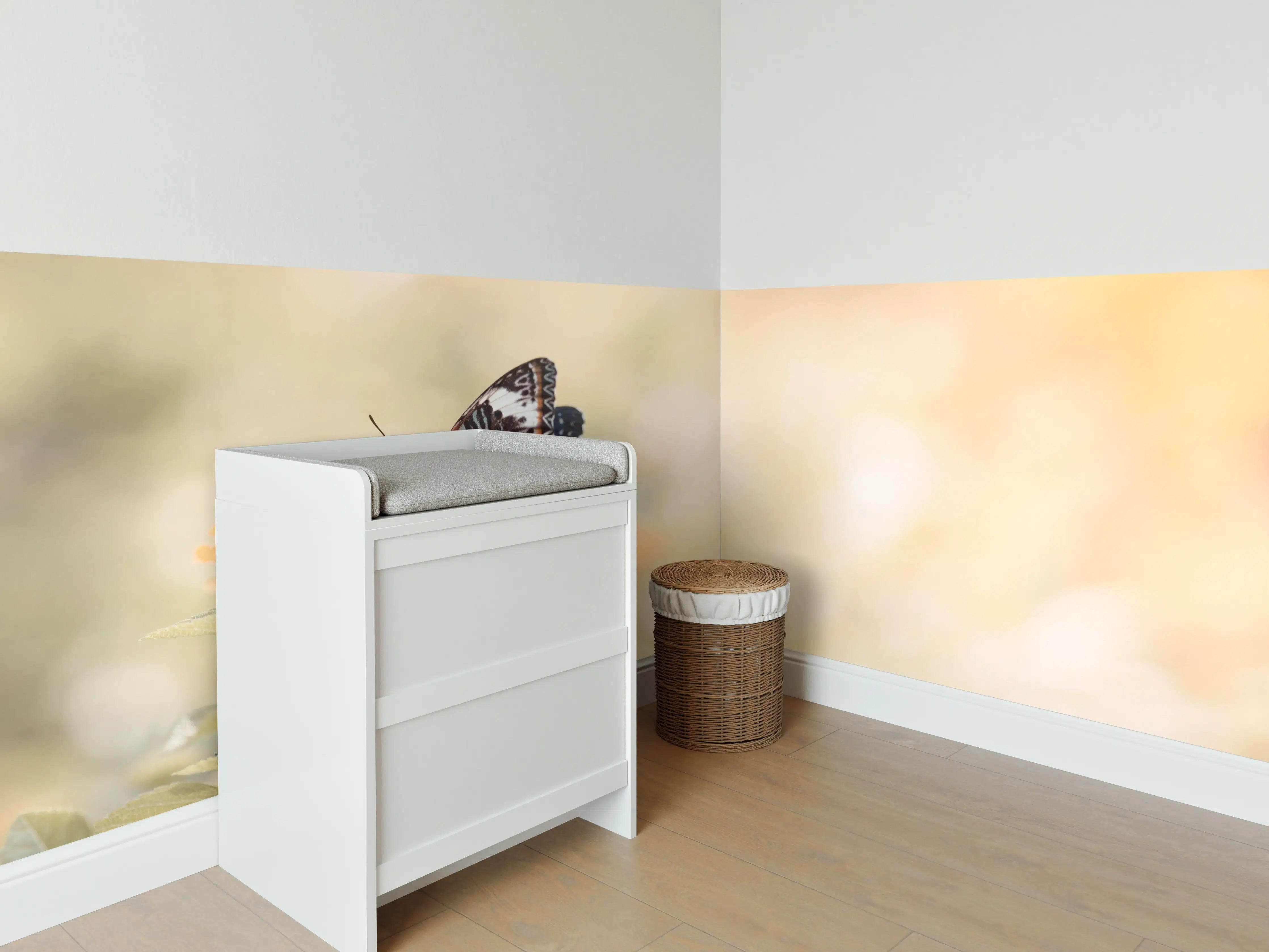 Babyzimmer Wandgestaltung - Schmetterling auf eine orangene Blume
