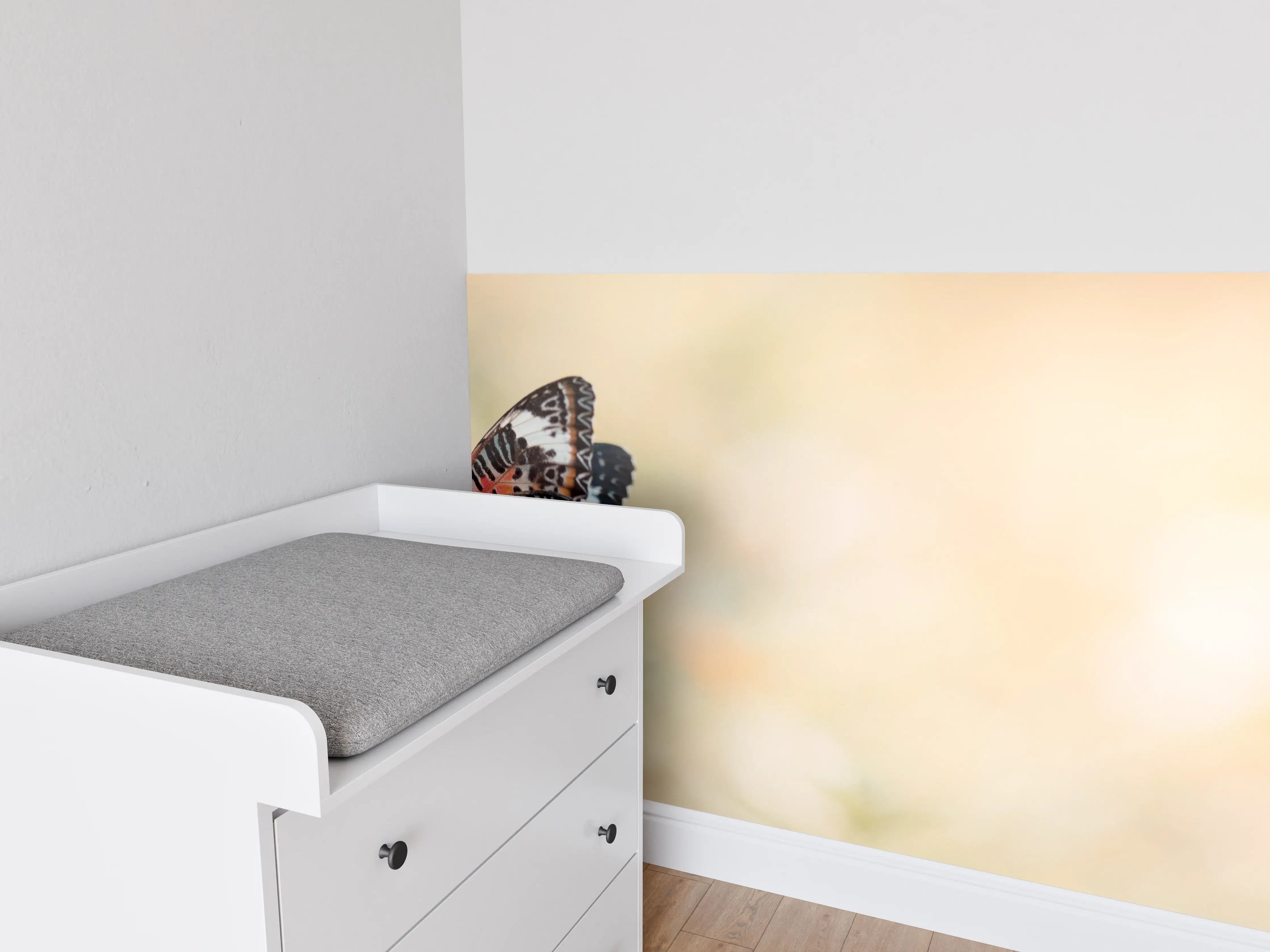 Babyzimmer Wandgestaltung - Schmetterling auf eine orangene Blume