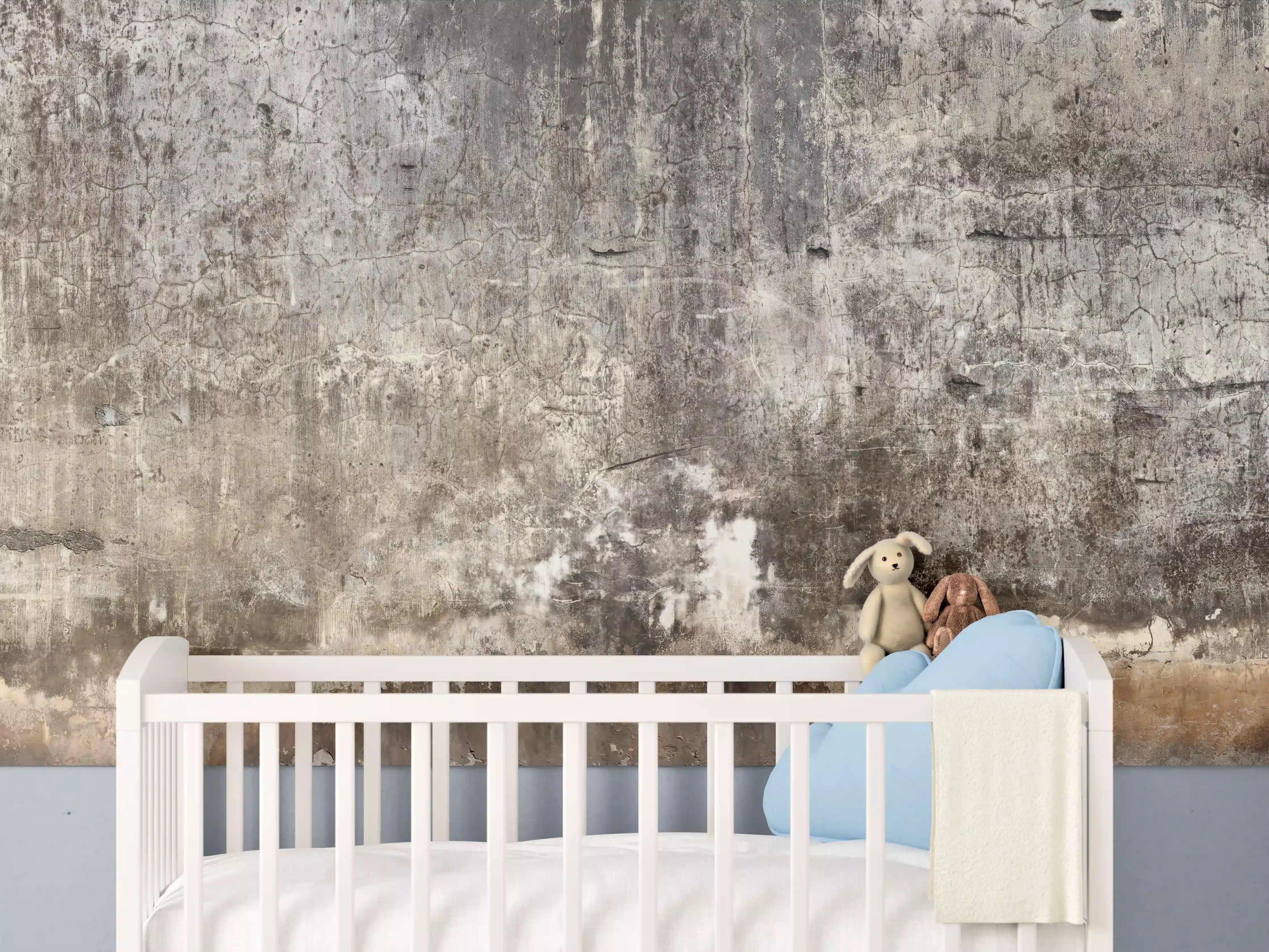 Babyzimmer Wandgestaltung - Schmutzige Wand mit kaputtem Zementputz