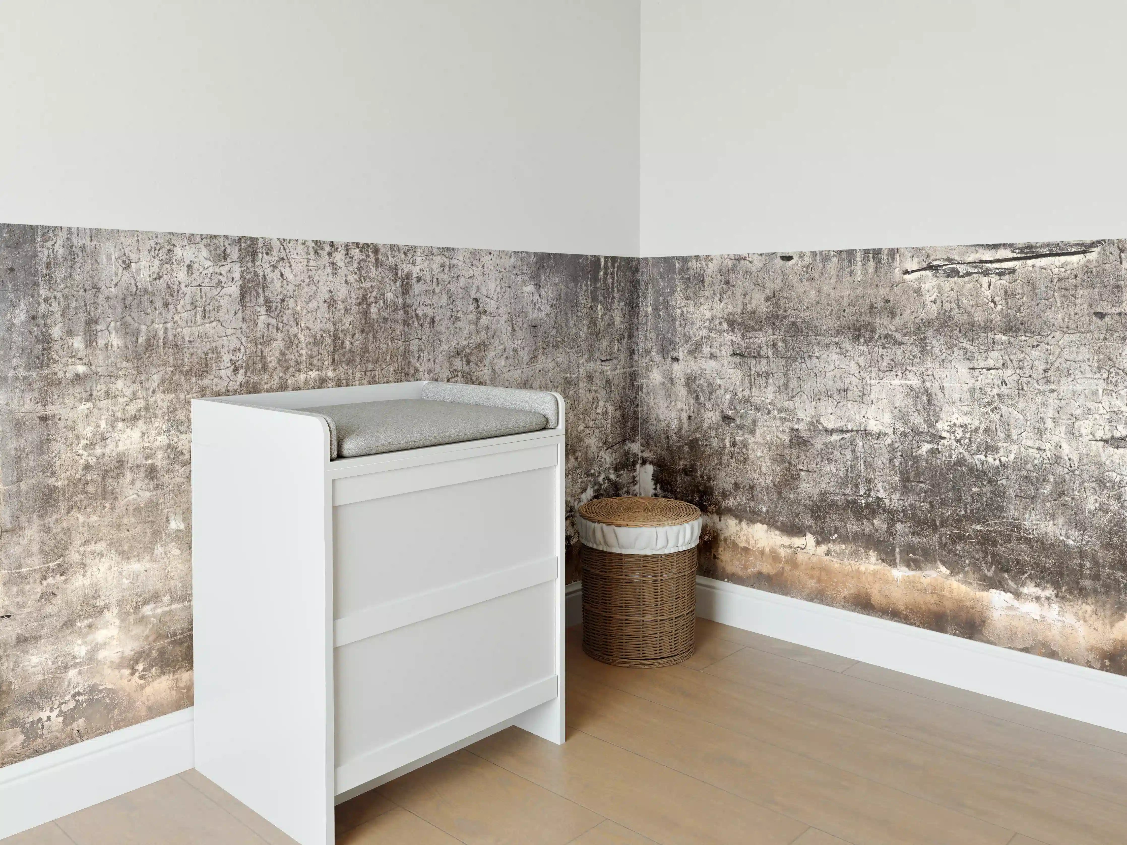 Babyzimmer Wandgestaltung - Schmutzige Wand mit kaputtem Zementputz