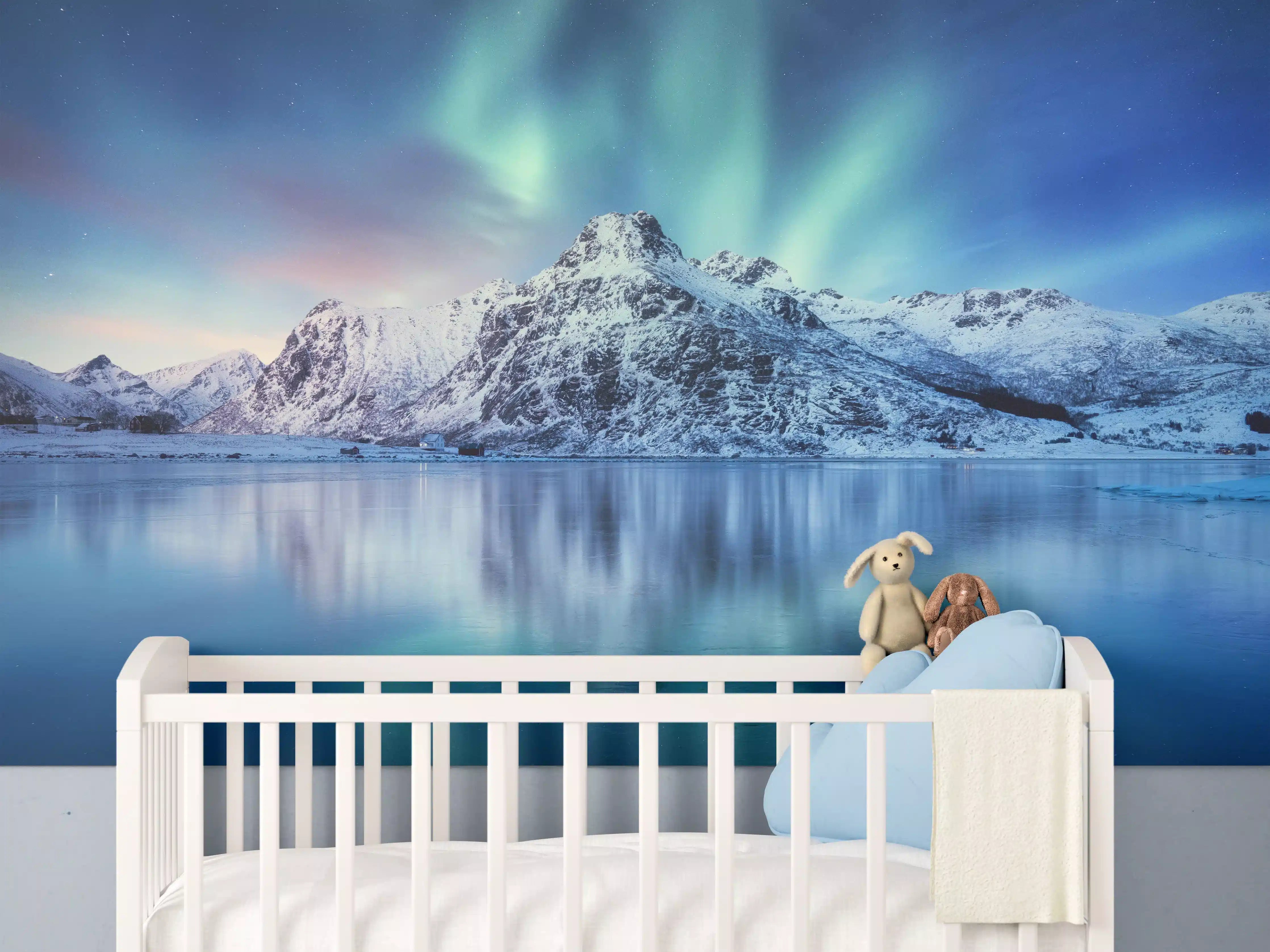 Babyzimmer Wandgestaltung - Schöne Polarlichter über dem Berg