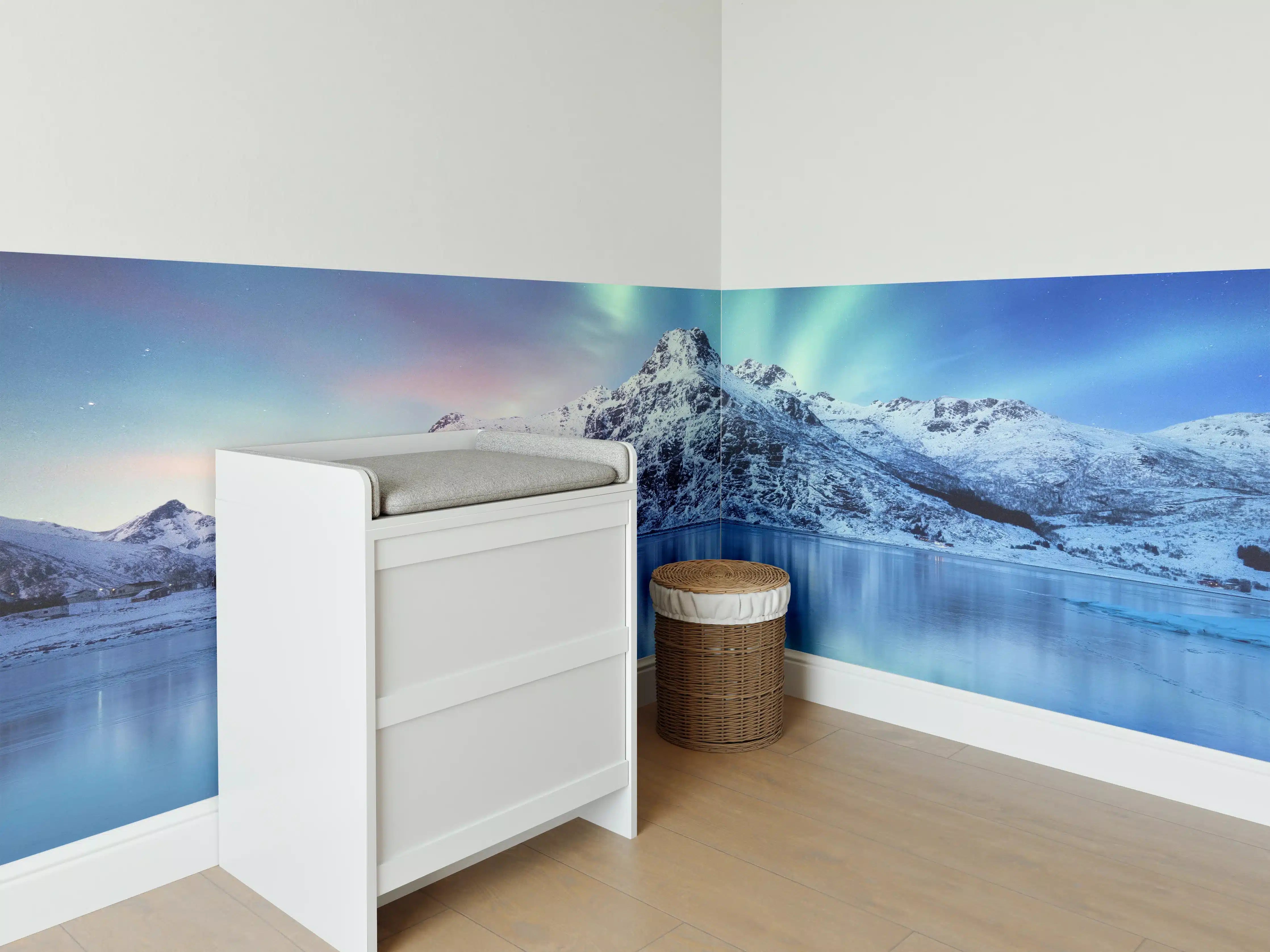 Babyzimmer Wandgestaltung - Schöne Polarlichter über dem Berg