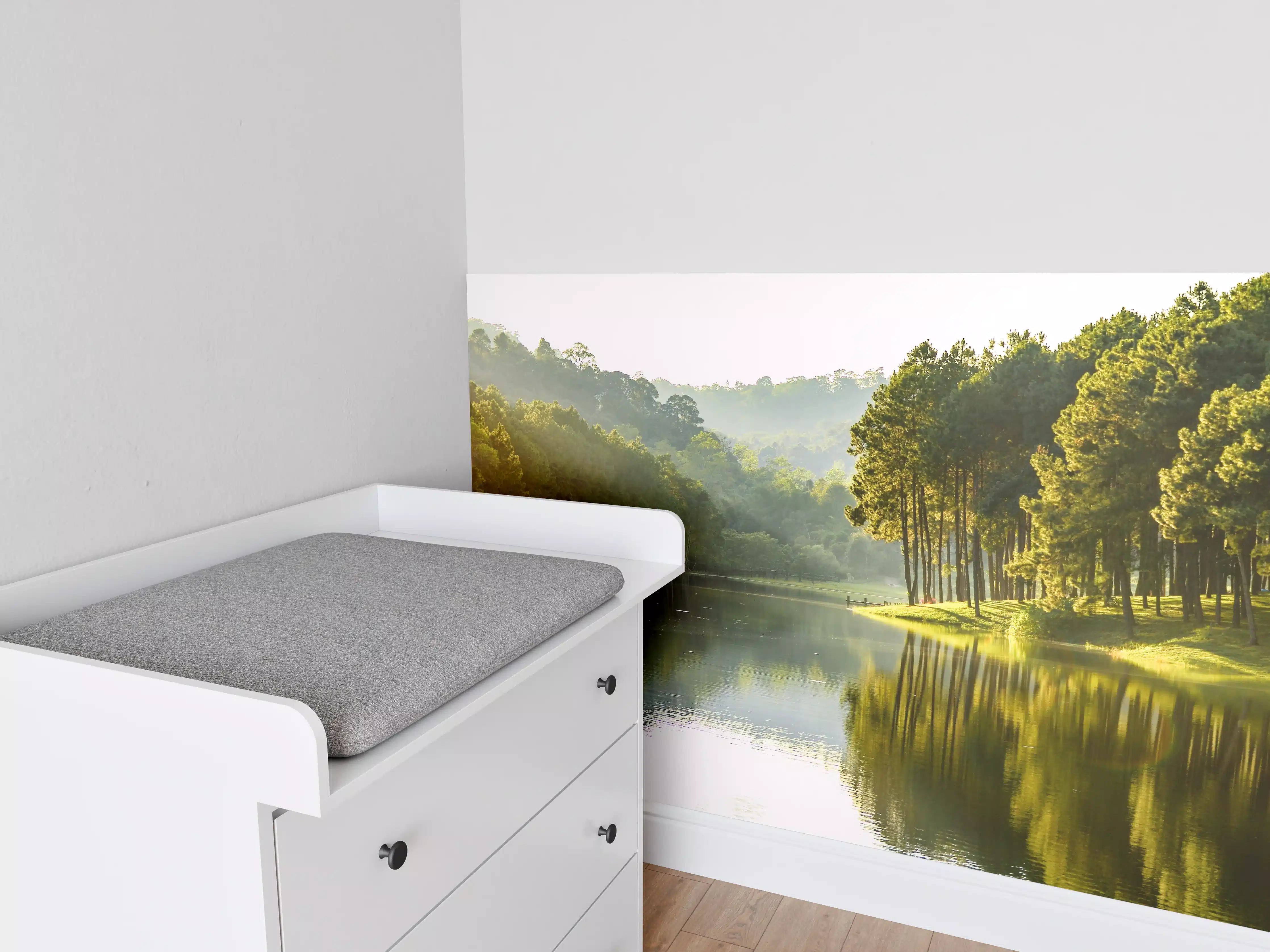 Babyzimmer Wandgestaltung - Schöne Seelandschaft mit Kiefernwald