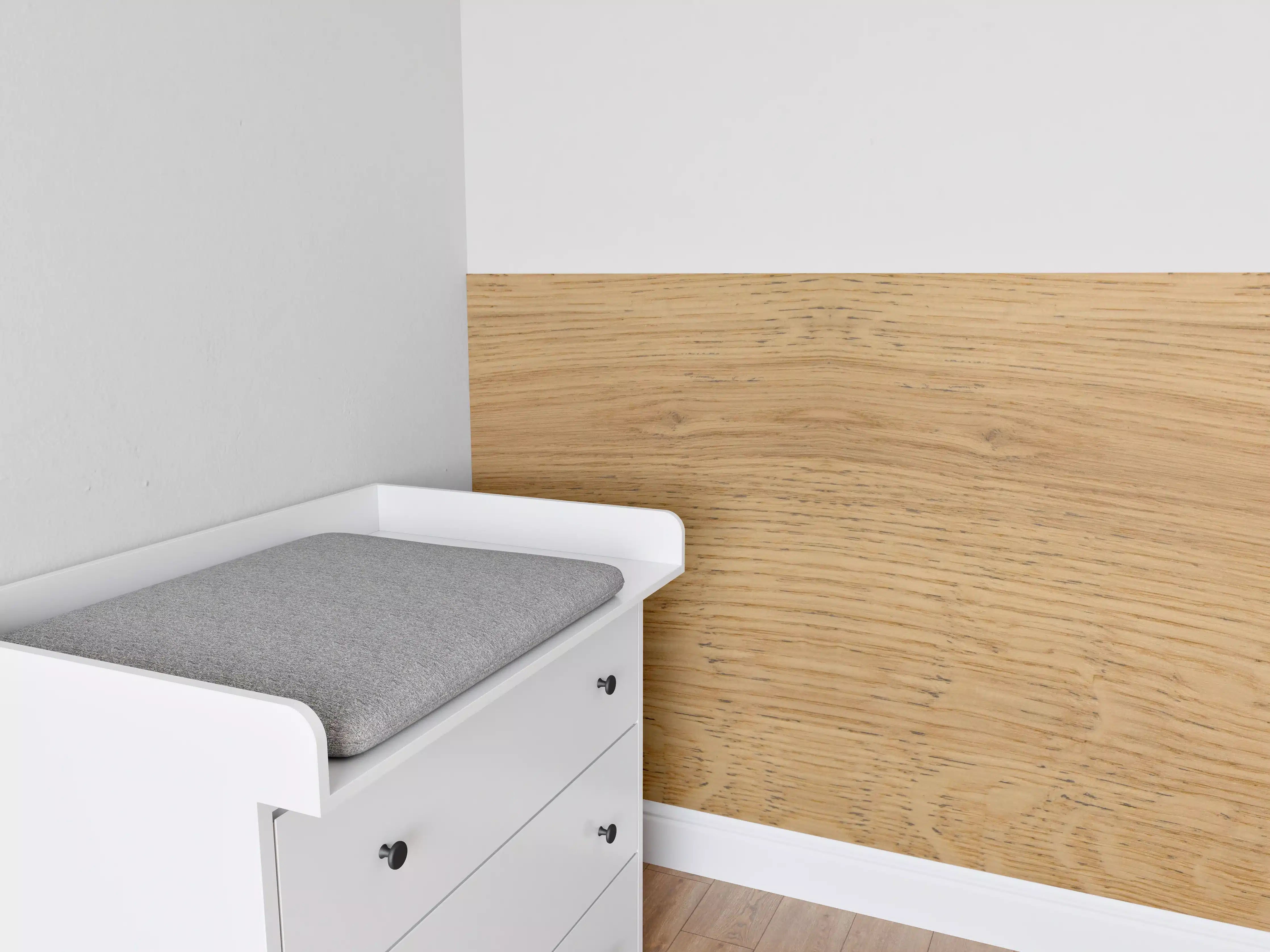 Babyzimmer Wandgestaltung - Schöne helle Holzplatte