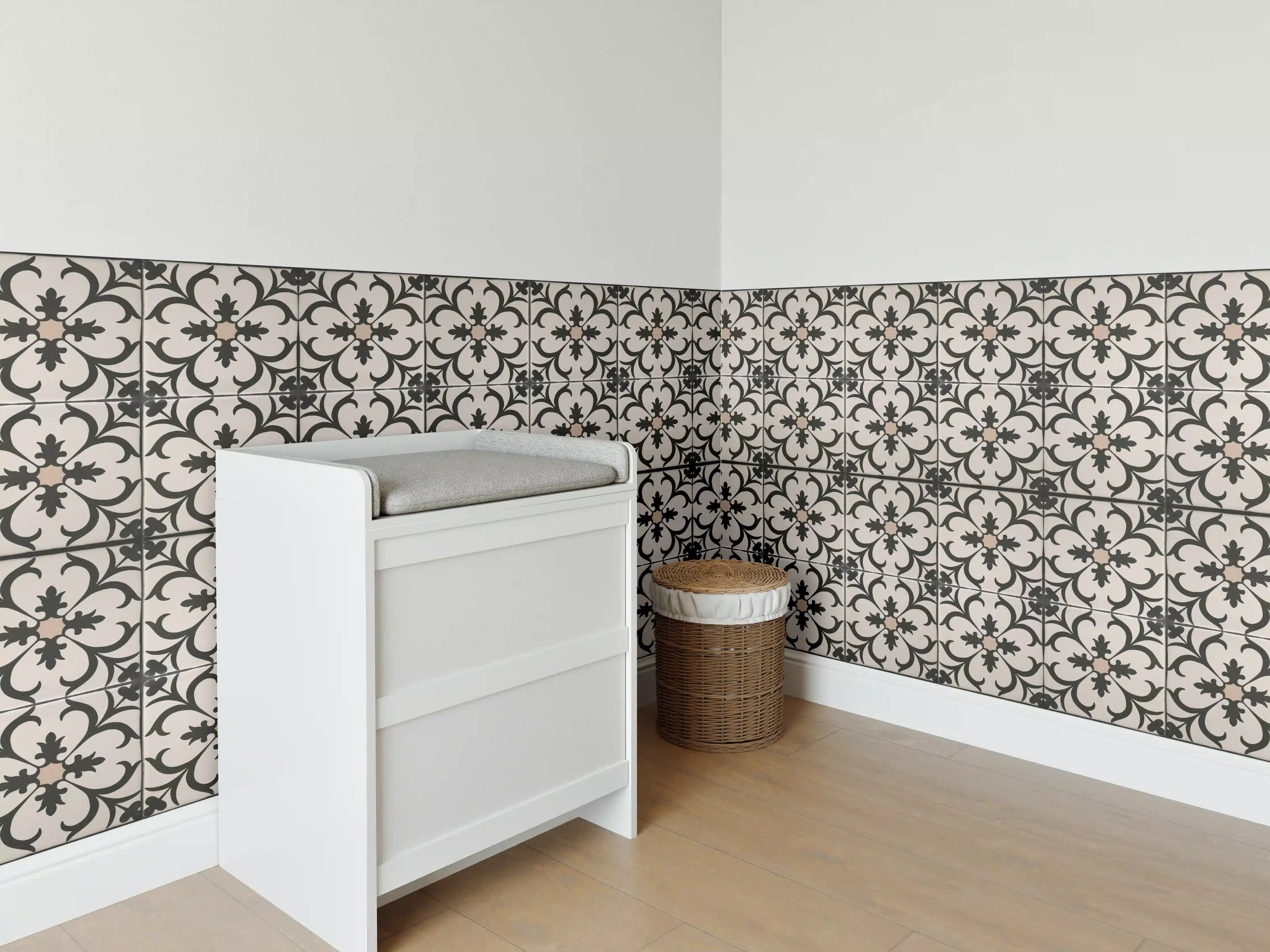 Babyzimmer Wandgestaltung - Schwarz Braun Vintage Mosaik