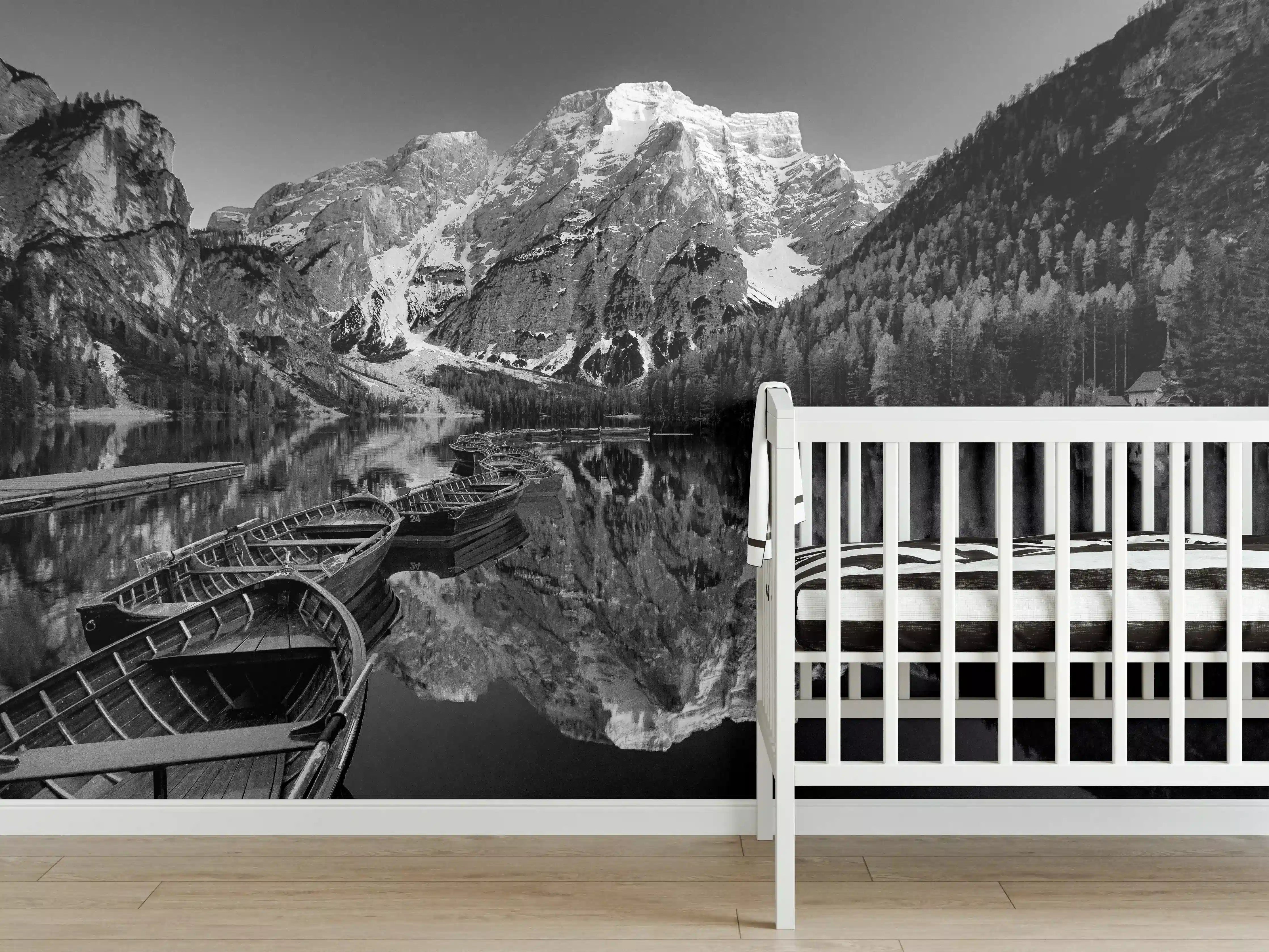 Babyzimmer Wandgestaltung - Schwarz-Weiß Bergsee Idylle