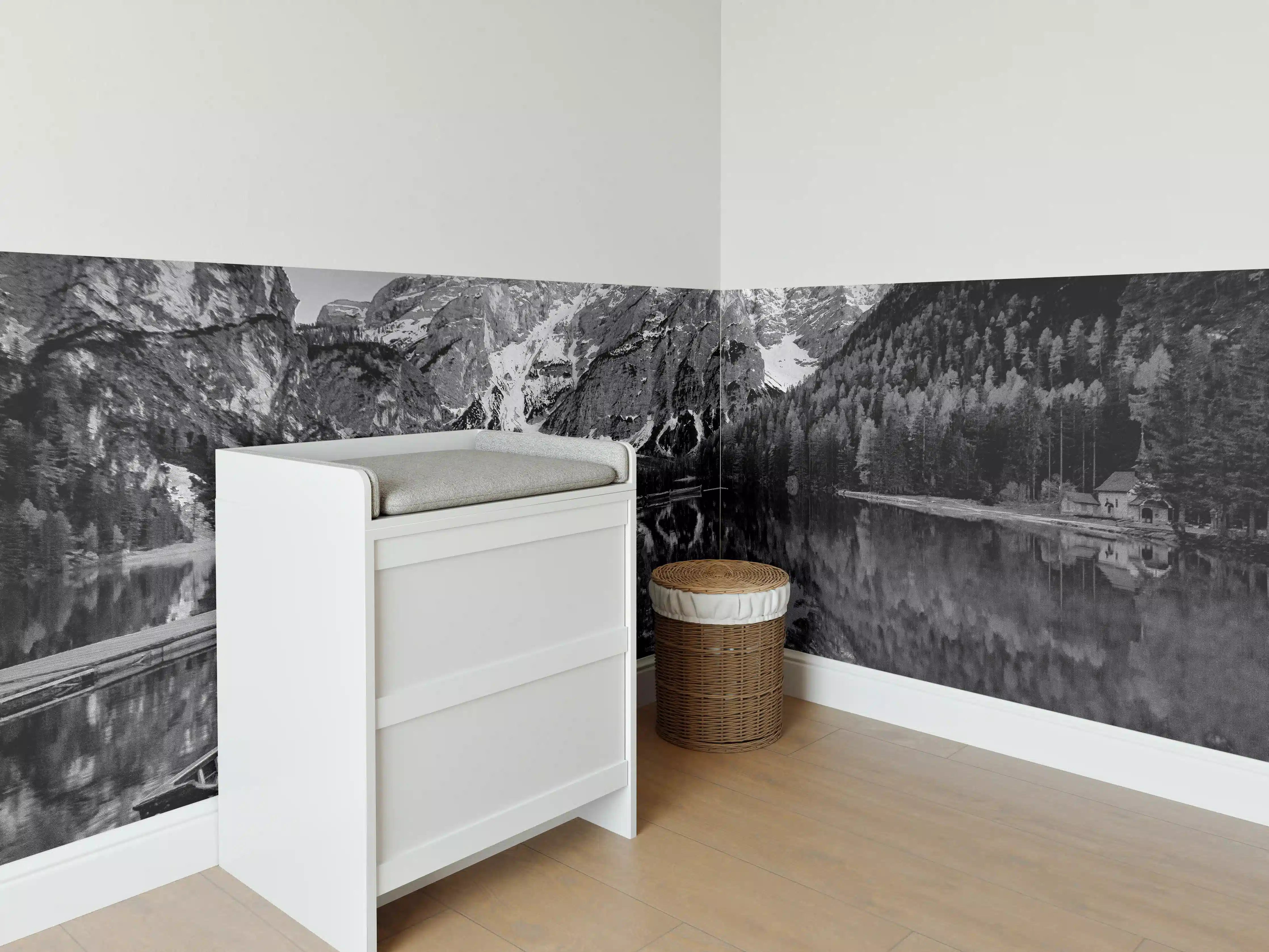 Babyzimmer Wandgestaltung - Schwarz-Weiß Bergsee Idylle