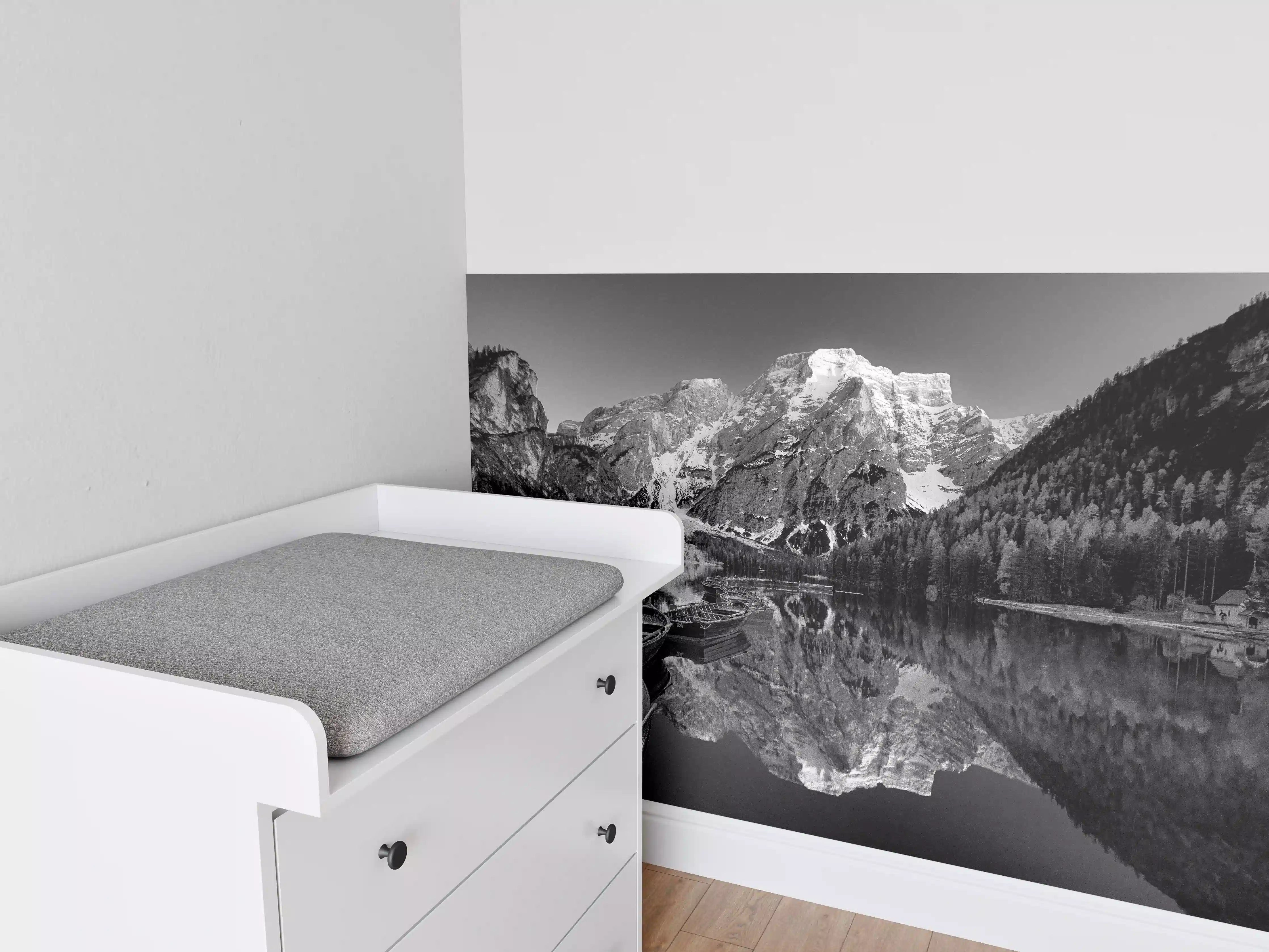 Babyzimmer Wandgestaltung - Schwarz-Weiß Bergsee Idylle