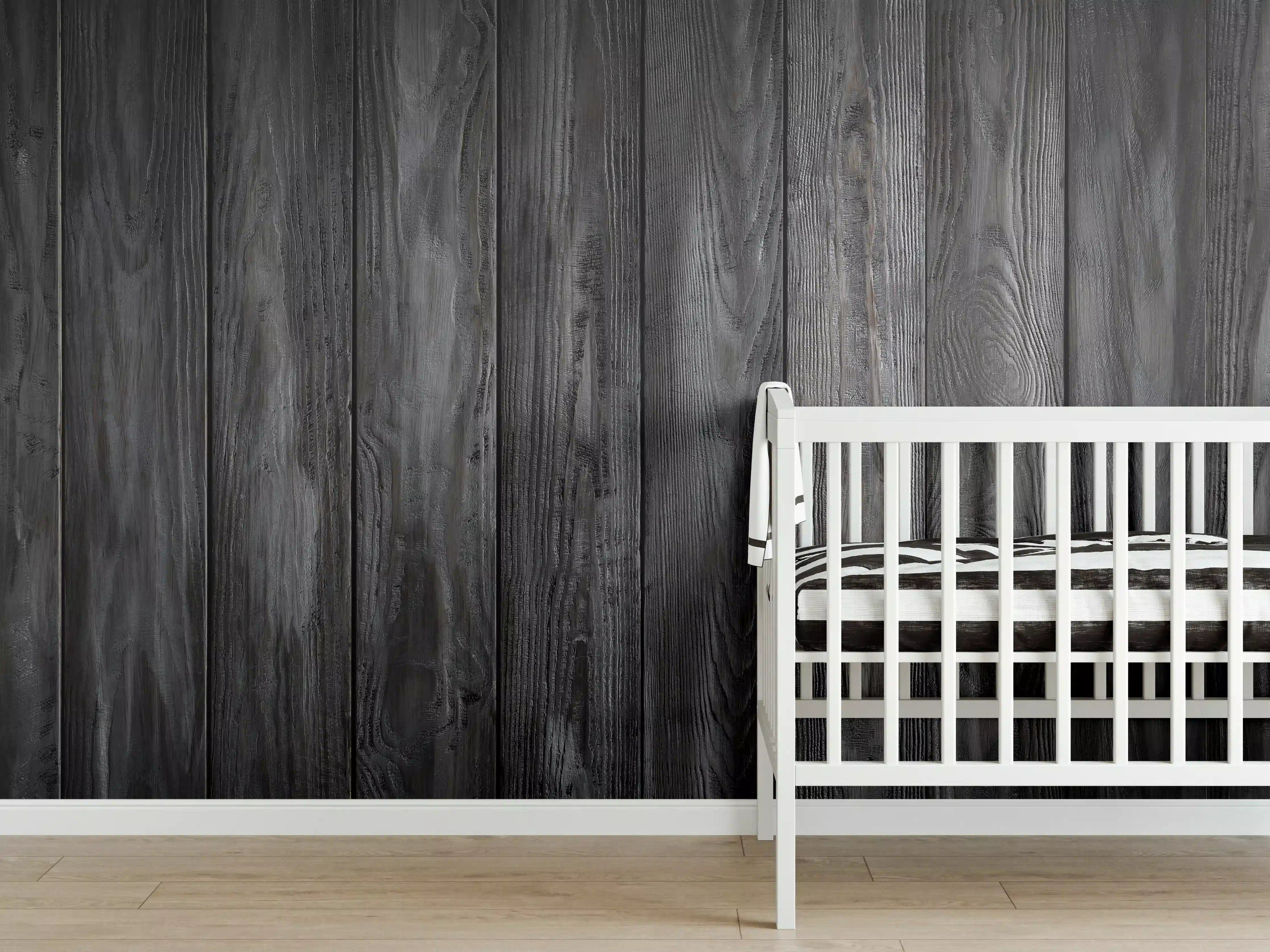 Babyzimmer Wandgestaltung - Schwarz lackierte Holzbretter