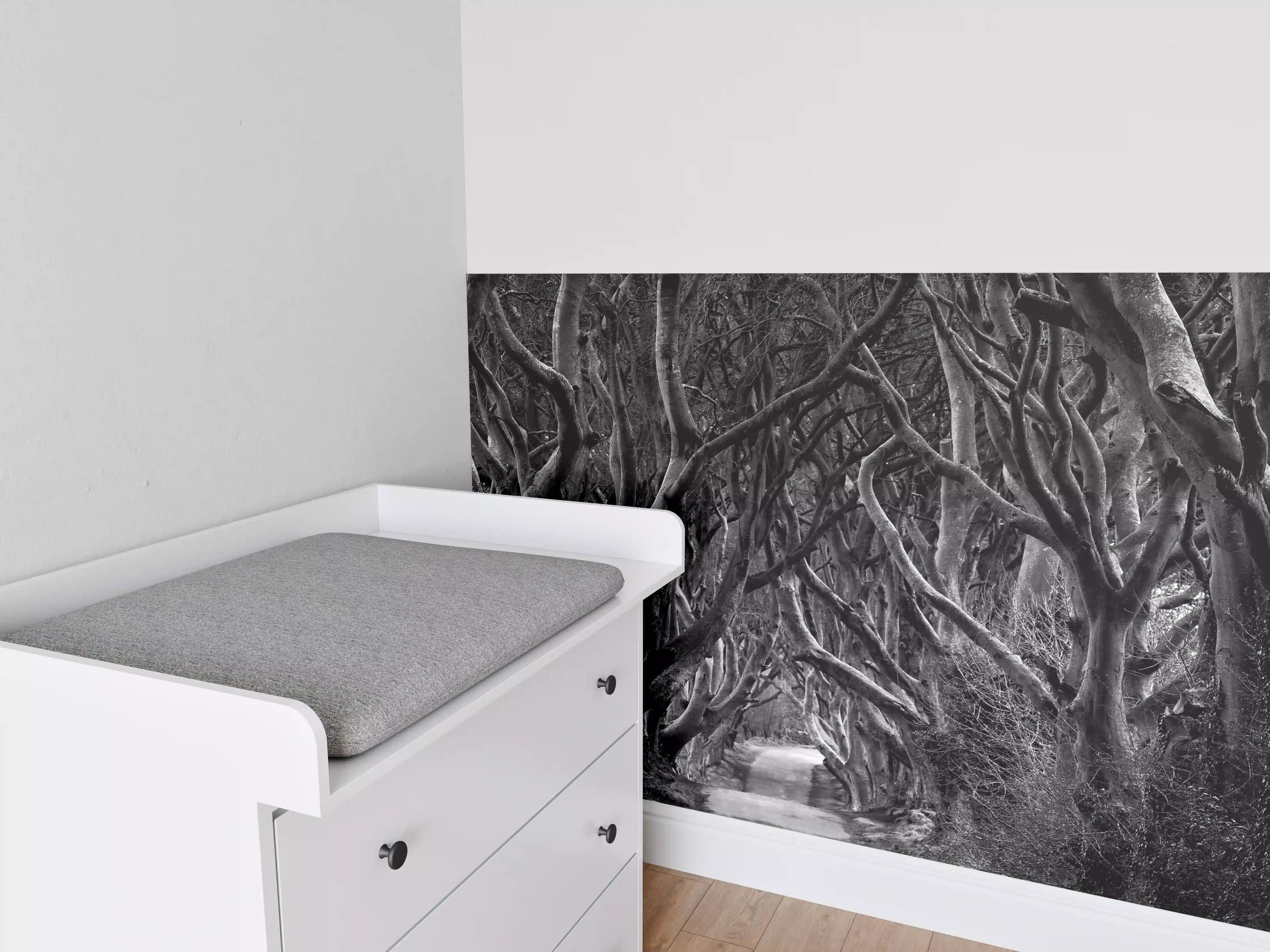 Babyzimmer Wandgestaltung - Schwarz, weißer Waldweg