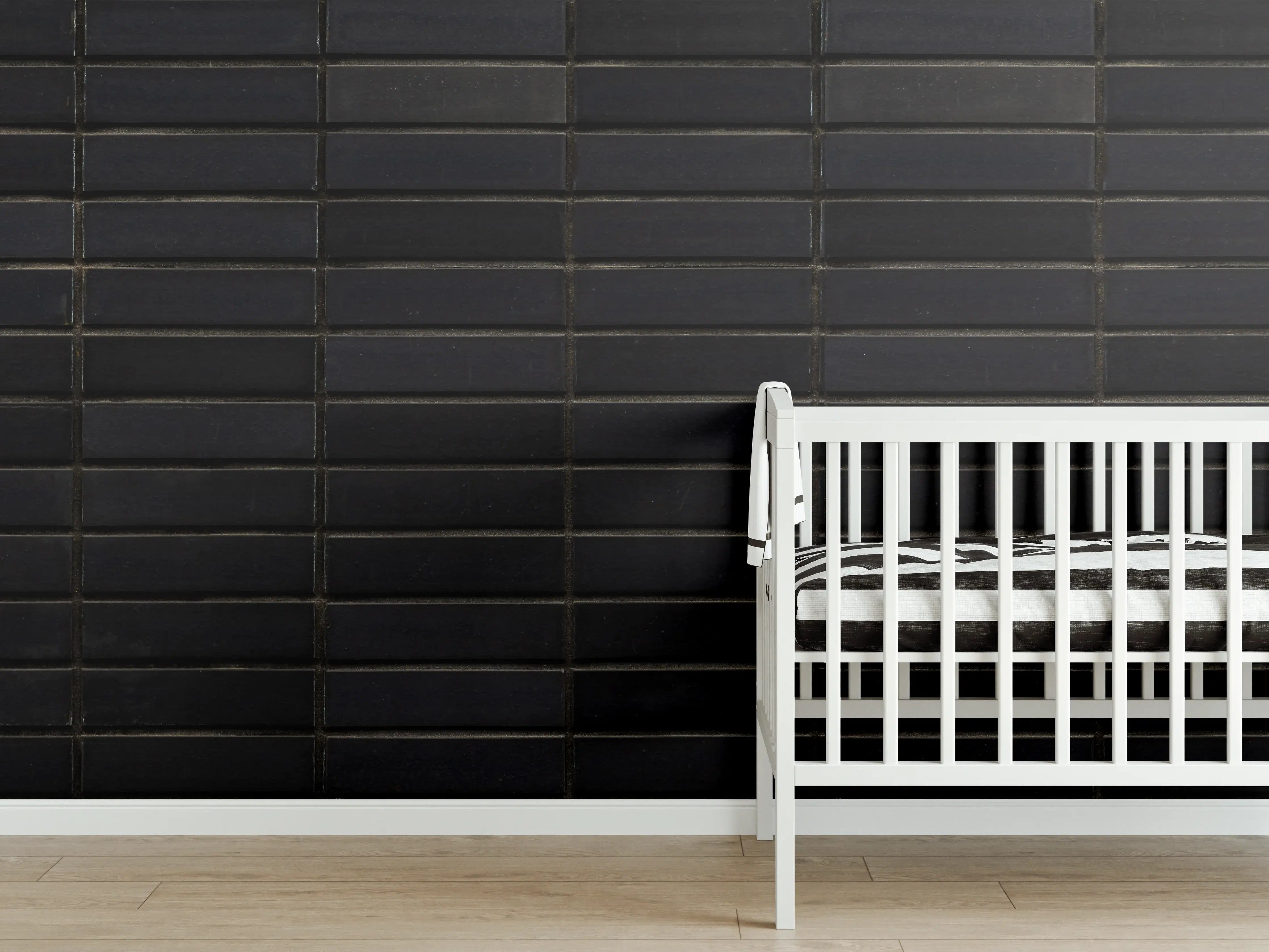 Babyzimmer Wandgestaltung - Schwarze Backsteinmauer mit goldener Akzent