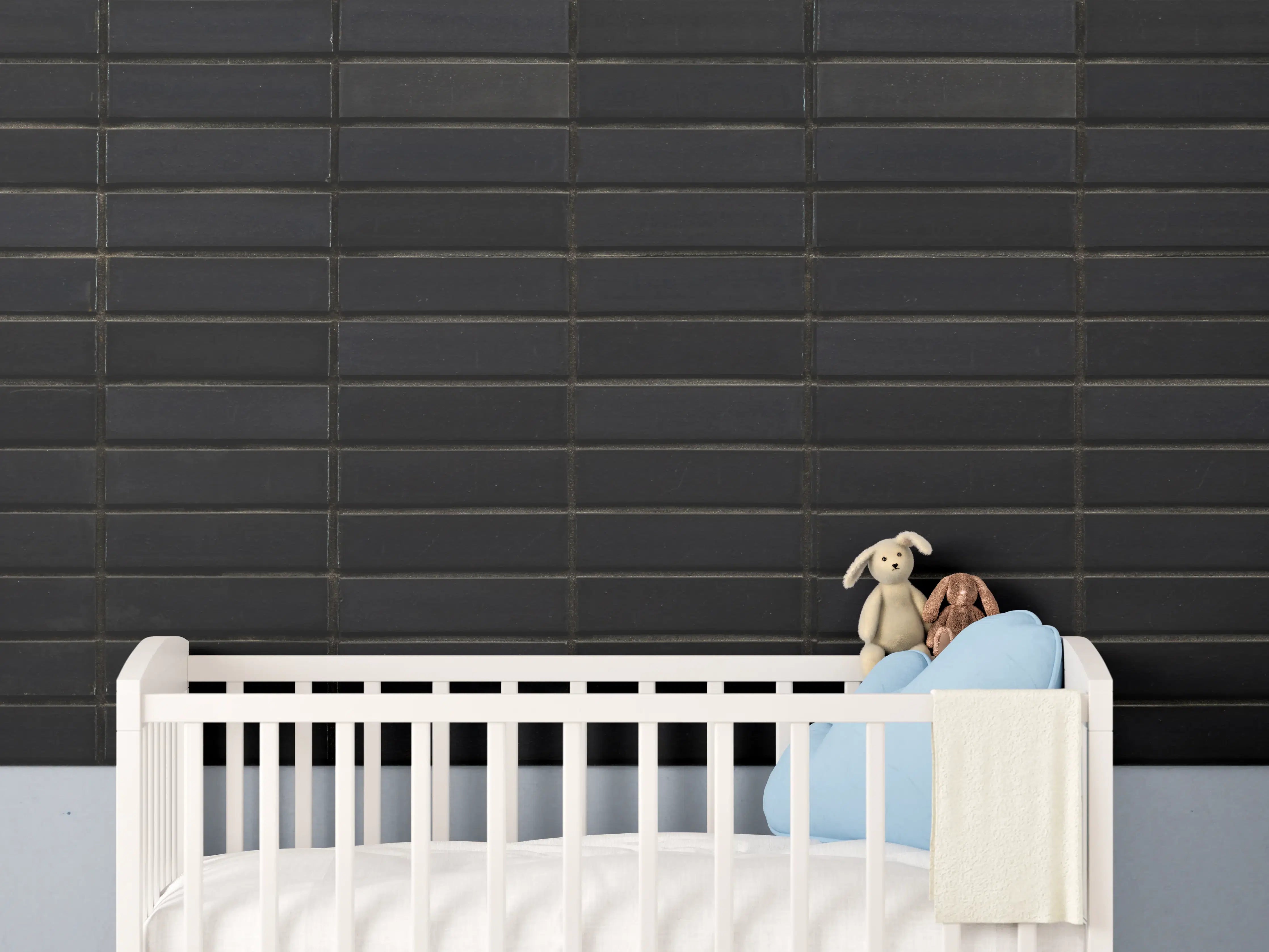 Babyzimmer Wandgestaltung - Schwarze Backsteinmauer mit goldener Akzent