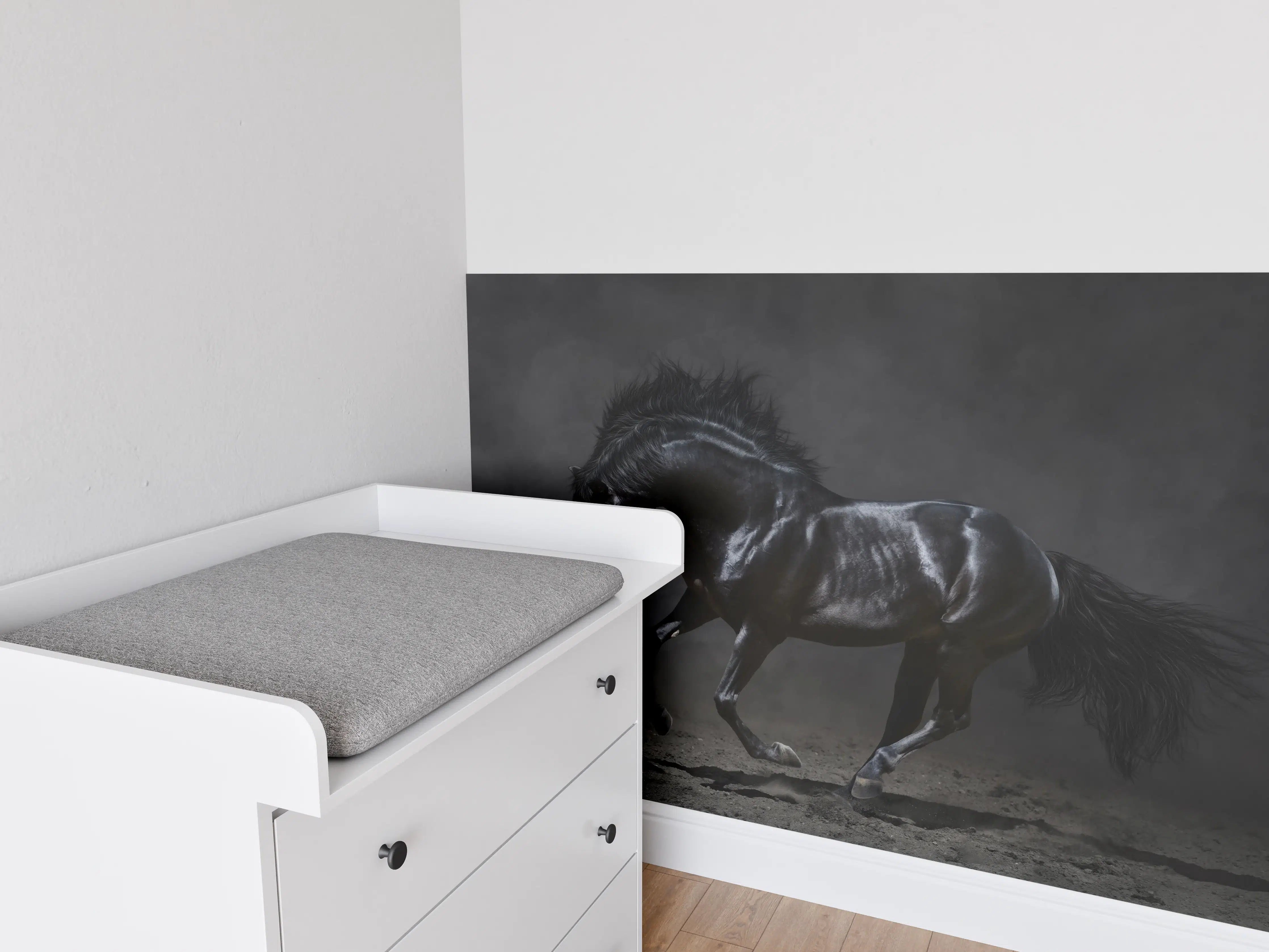 Babyzimmer Wandgestaltung - Schwarzer Hengst auf dunklem Hintergrund