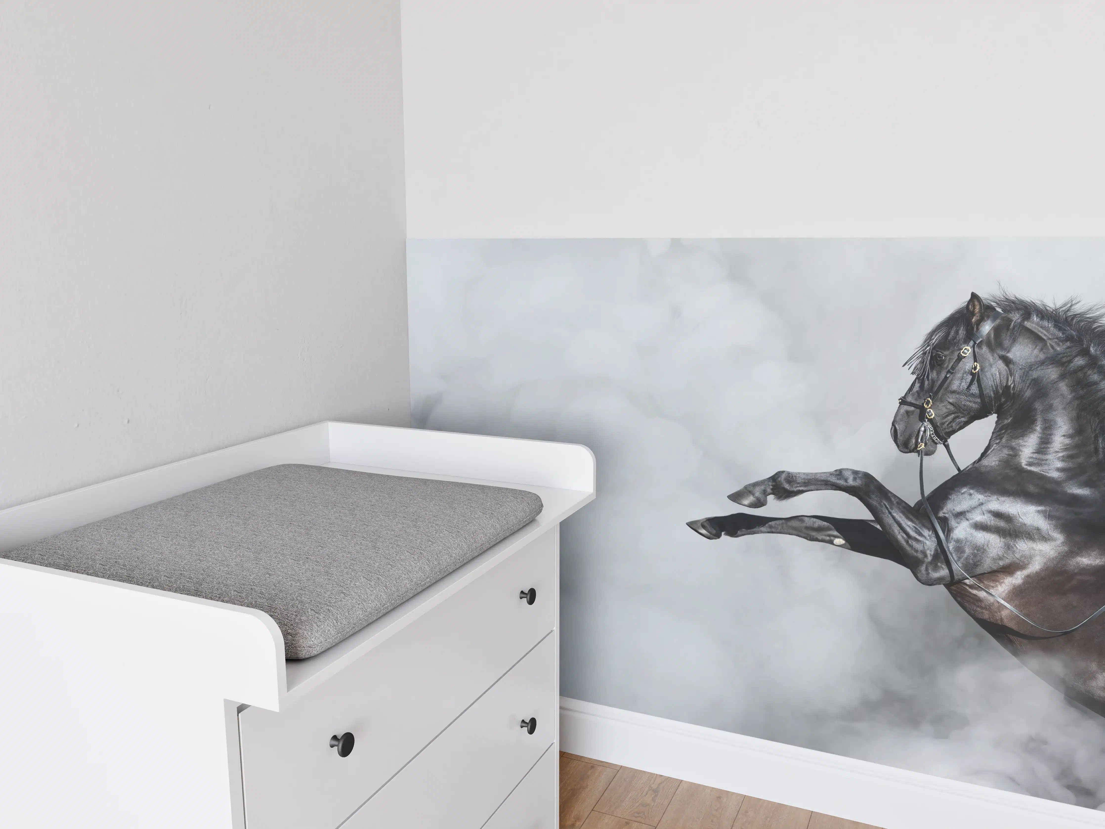 Babyzimmer Wandgestaltung - Schwarzes Pferd im Nebel Kunstbild