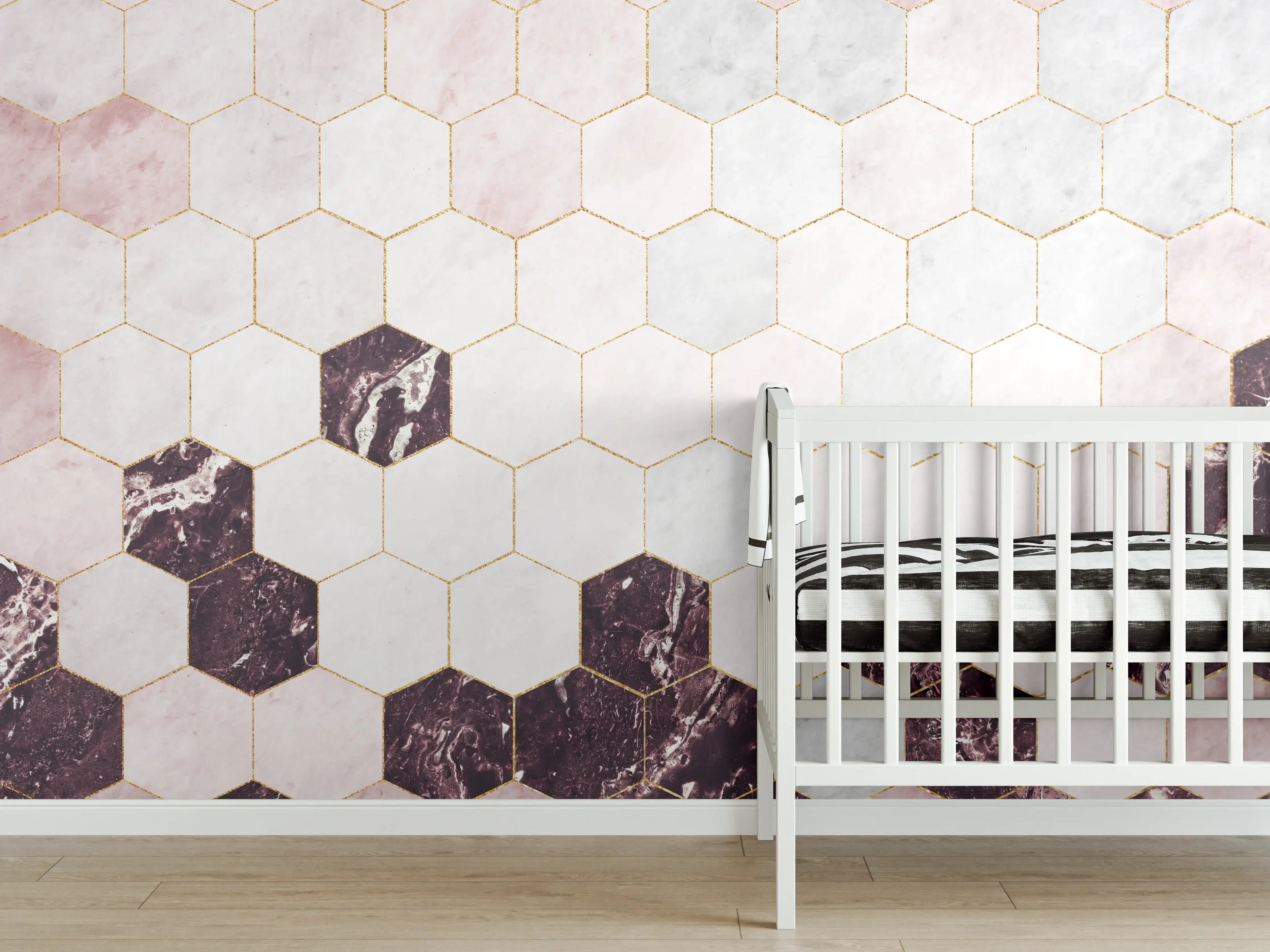 Babyzimmer Wandgestaltung - Sechseckige rosafarbiger Marmor mit Goldumrandung