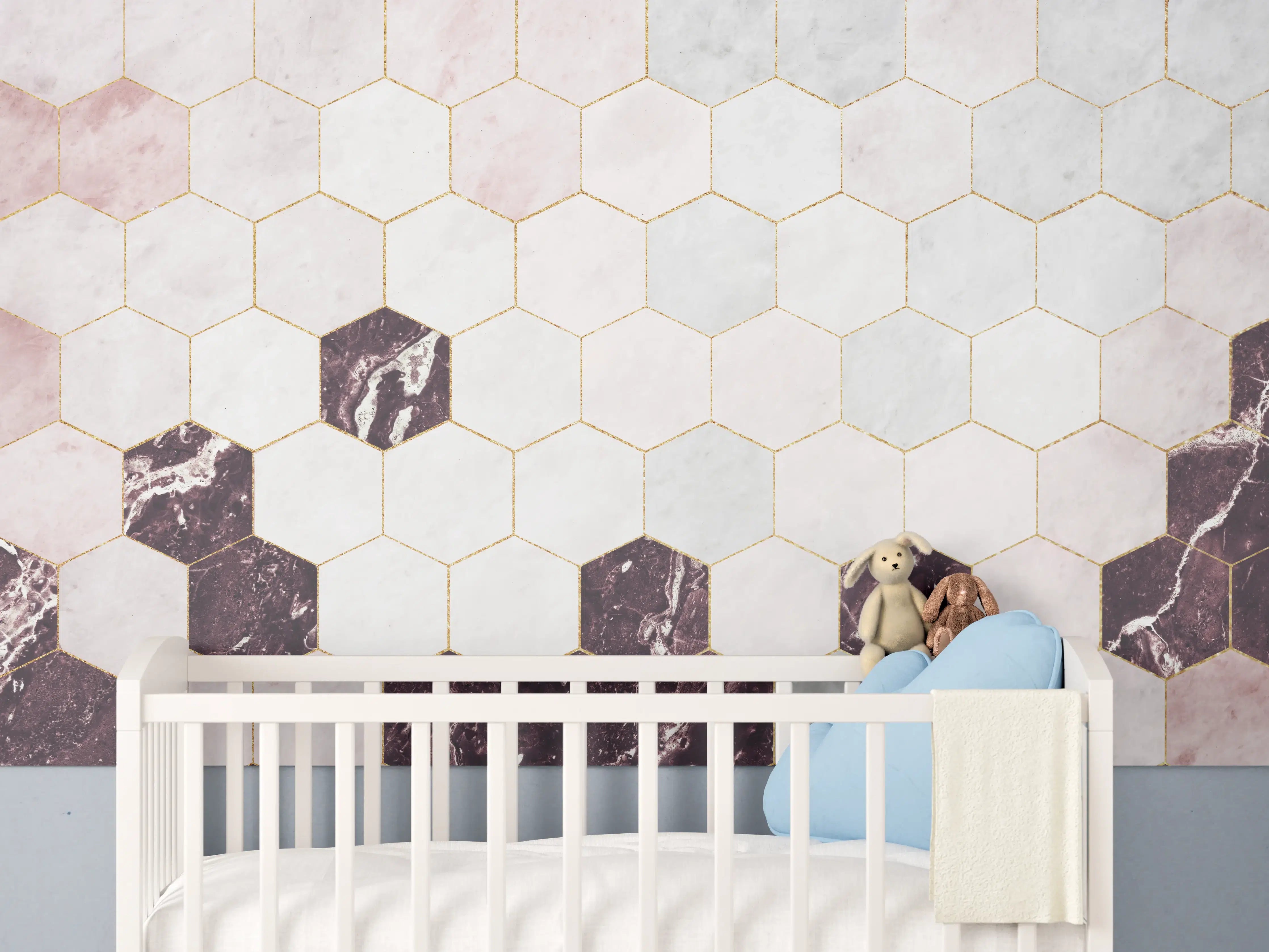 Babyzimmer Wandgestaltung - Sechseckige rosafarbiger Marmor mit Goldumrandung