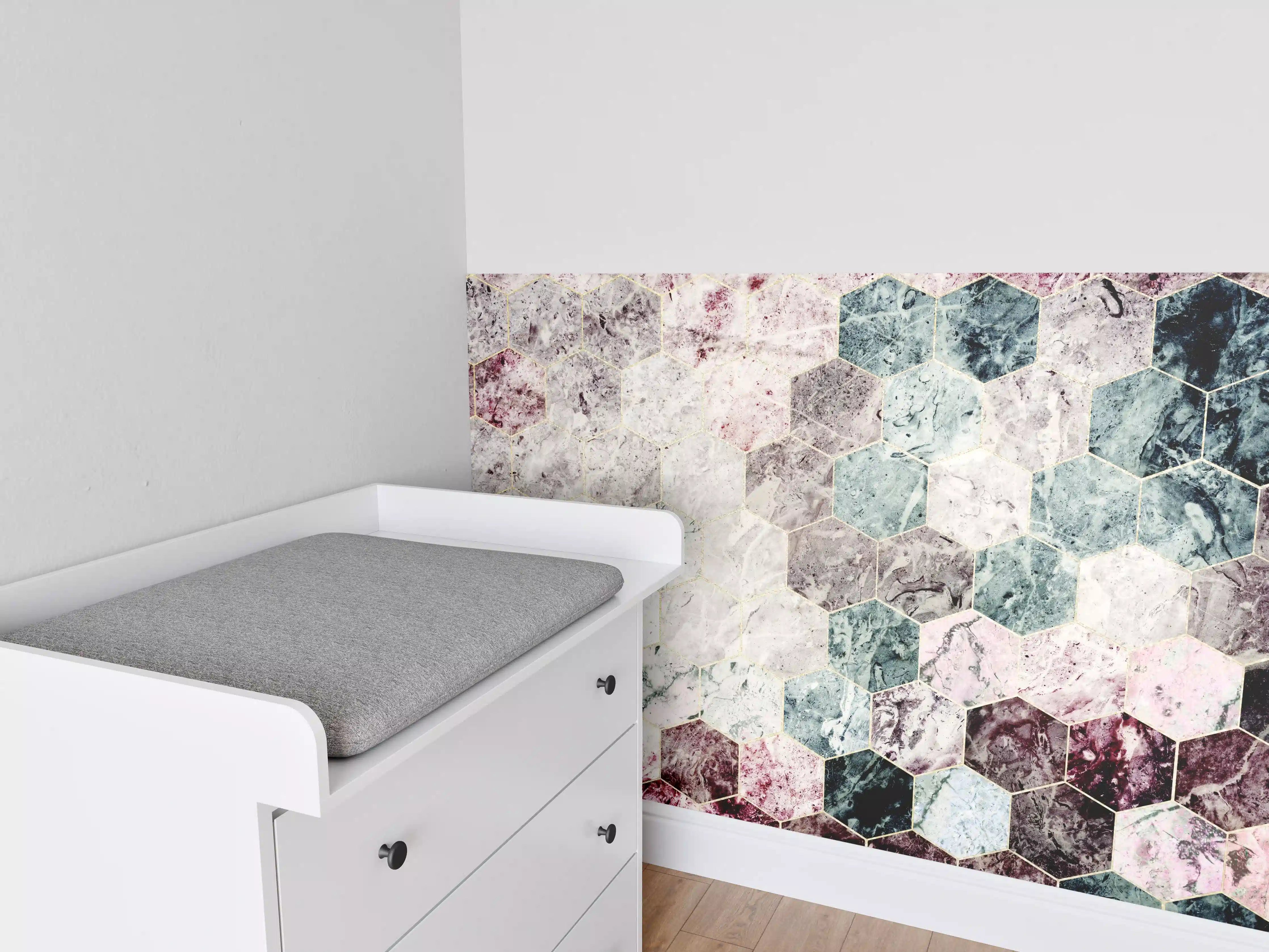 Babyzimmer Wandgestaltung - Sechseckiger dunkler Marmor mit Goldumrandung